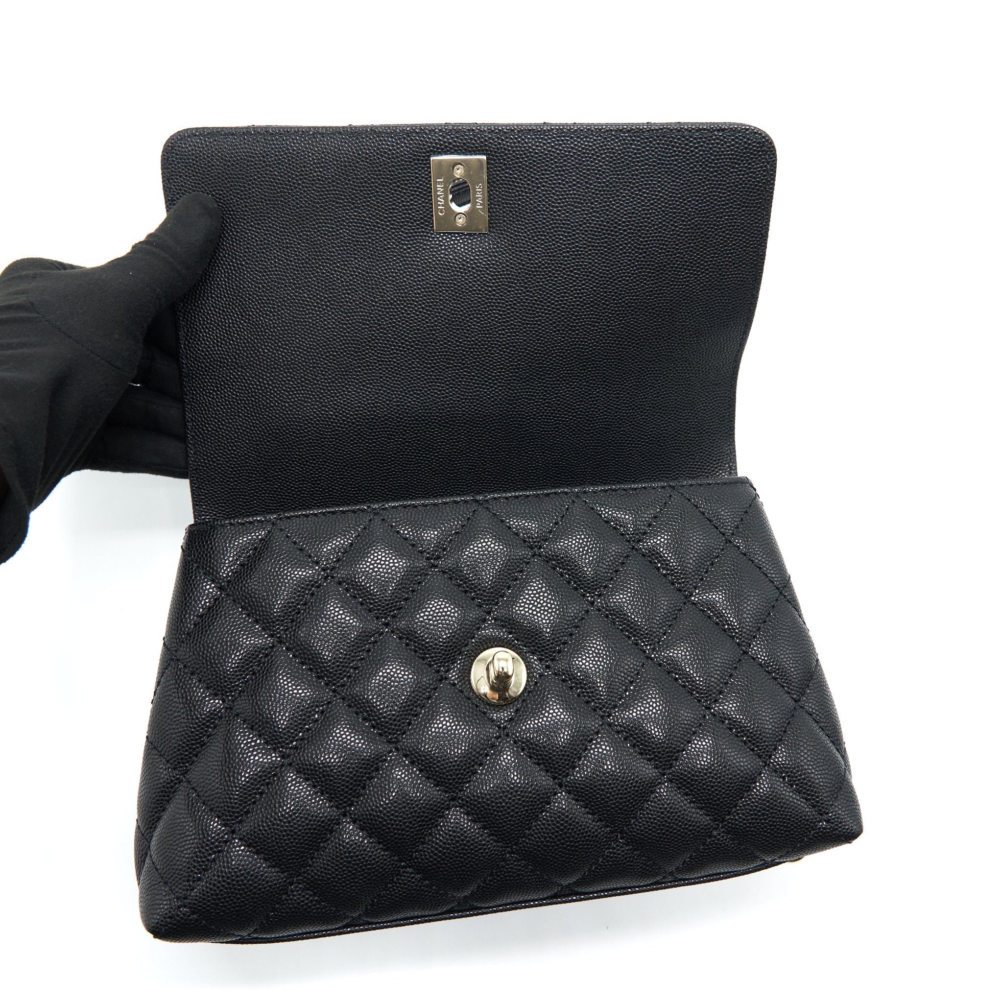 chanel-22p-small-coco-handle-caviar-black-lghw-microchip-1