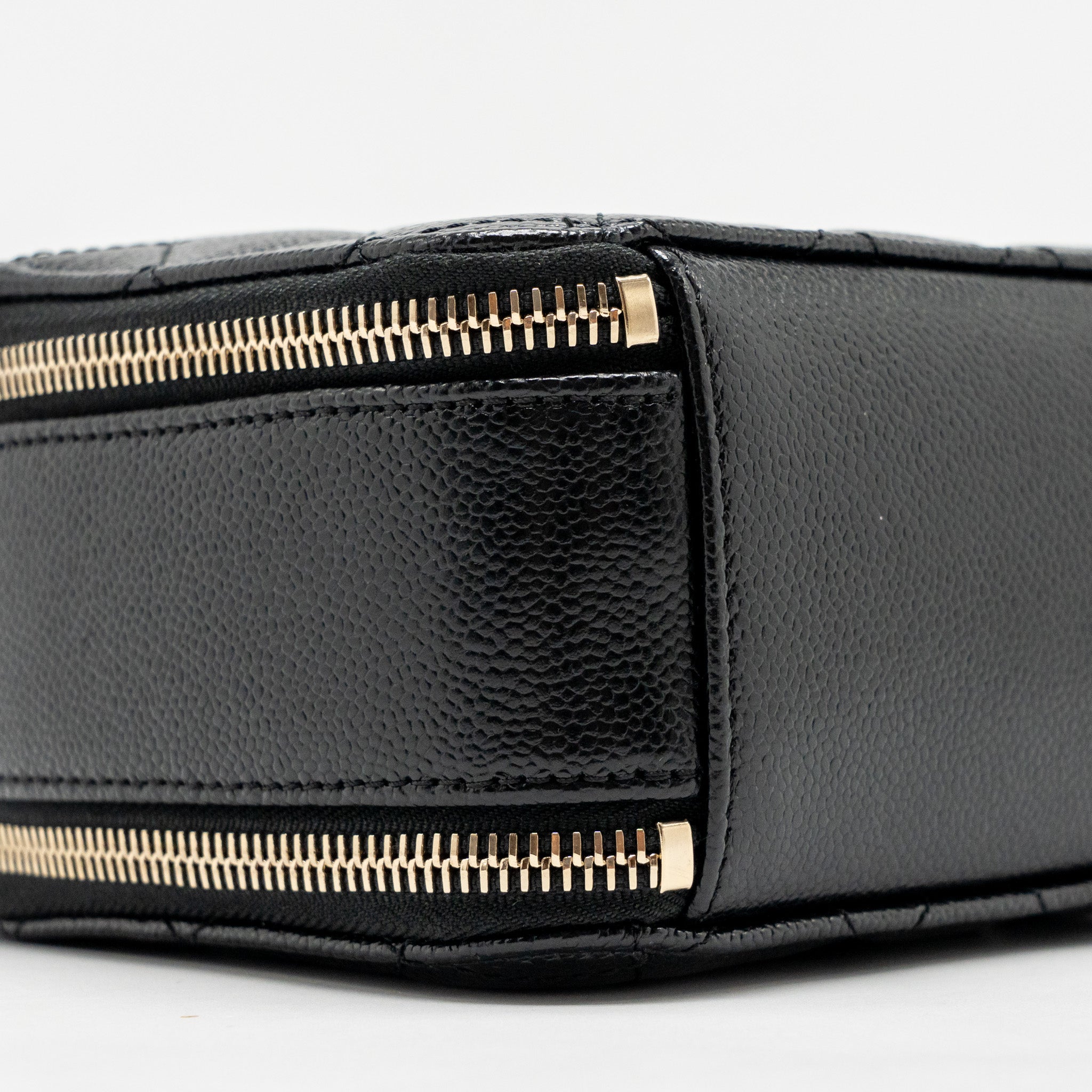 chanel-logo-detailed-handle-mini-pick-me-up-vanity-case-caviar-black-ghw-microchip