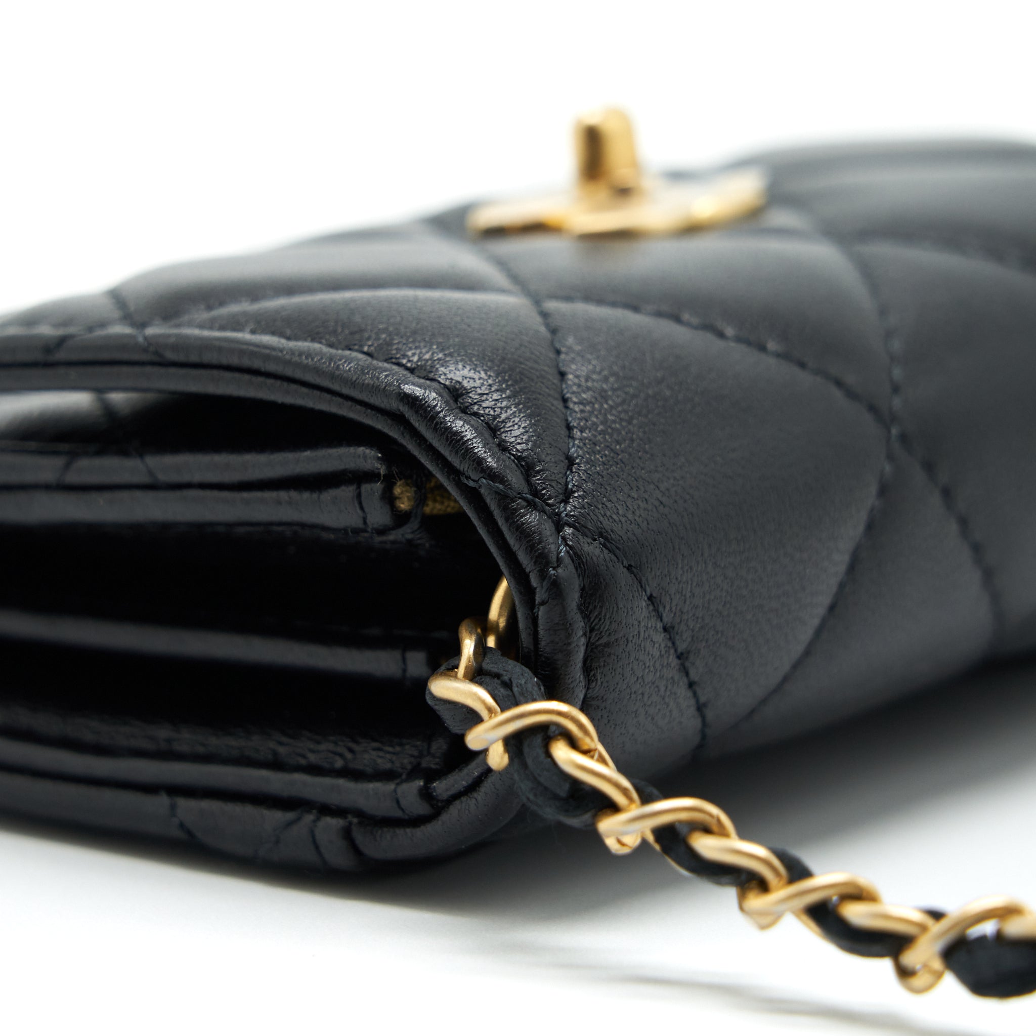 chanel-pearl-crush-clutch-with-chain-lambskin-black-ghw