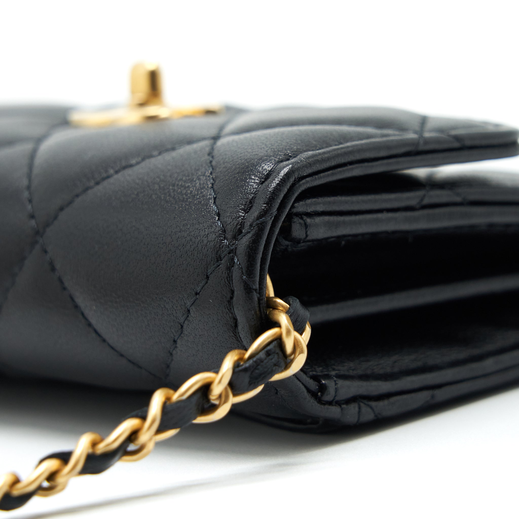 chanel-pearl-crush-clutch-with-chain-lambskin-black-ghw
