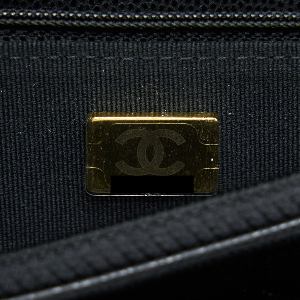 chanel-22s-wallet-on-chains-with-detail-cc-logo-caviar-black-lghw