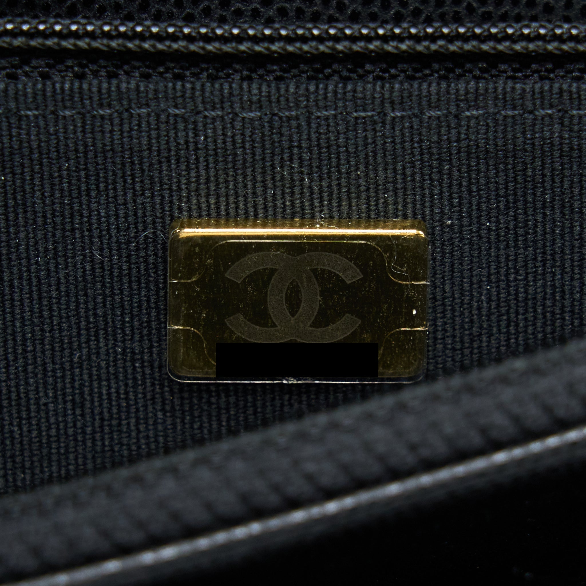 chanel-22s-wallet-on-chains-with-detail-cc-logo-caviar-black-lghw
