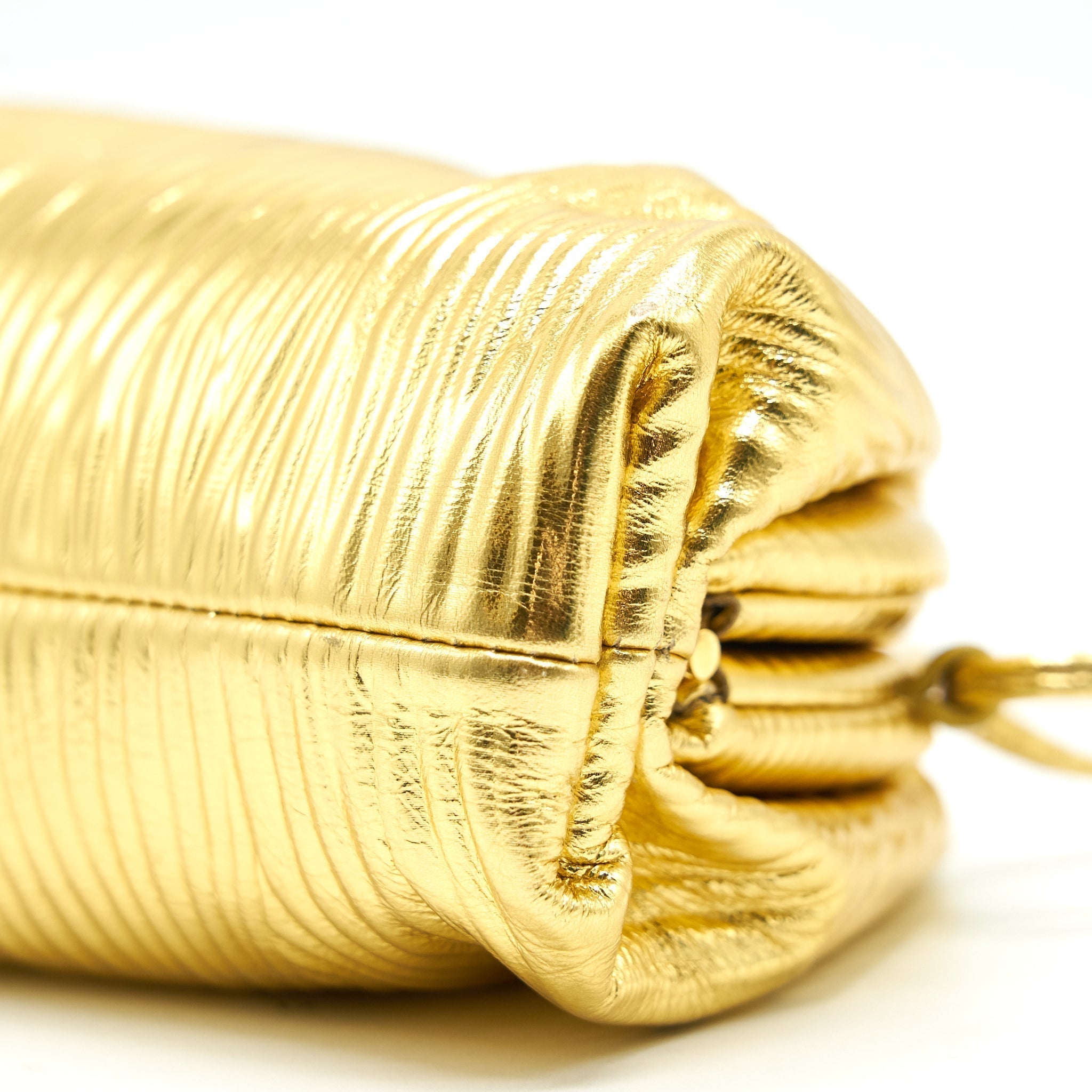 bottega-veneta-the-mini-pouch-color-oro
