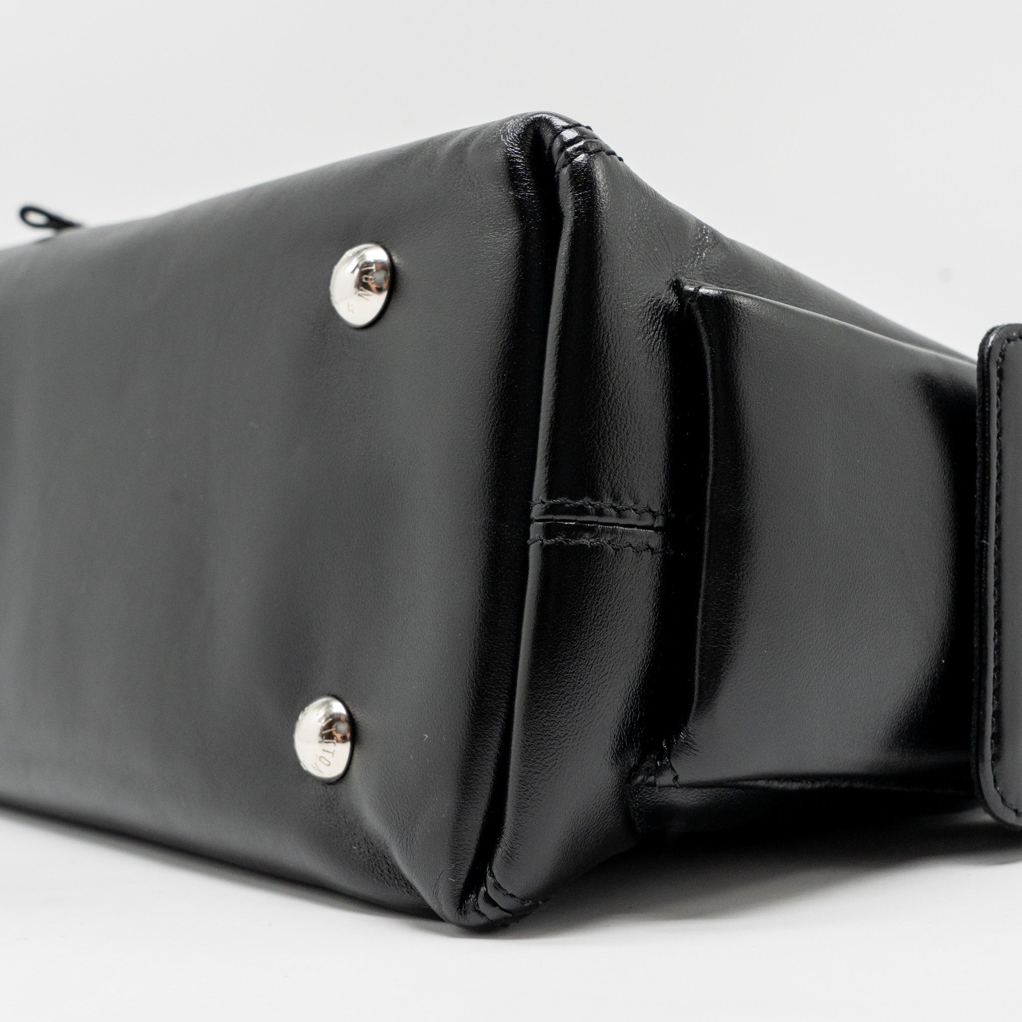 louis-vuitton-carryall-cargo-vibe-pm-lambskin-black-shw-copy-1