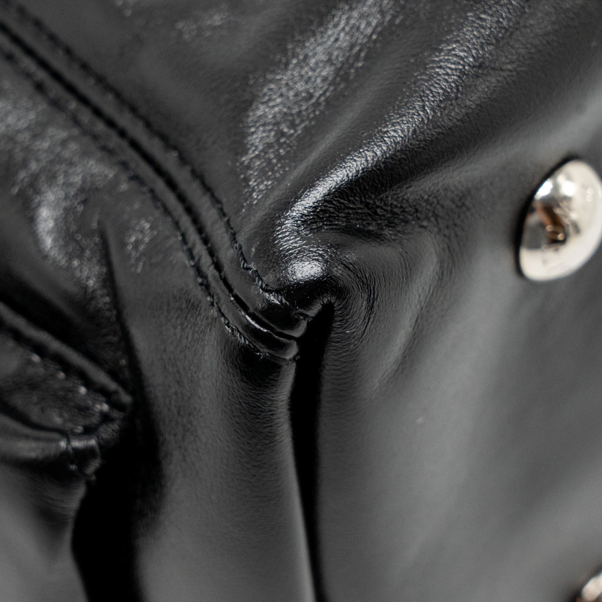 louis-vuitton-carryall-cargo-vibe-pm-lambskin-black-shw-copy-1