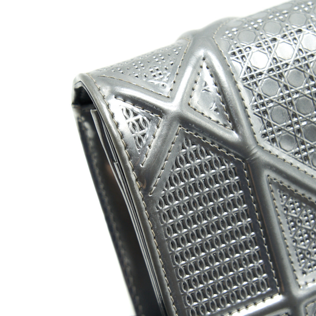 dior-diorama-wallet-on-chain-metallic-silver-shw