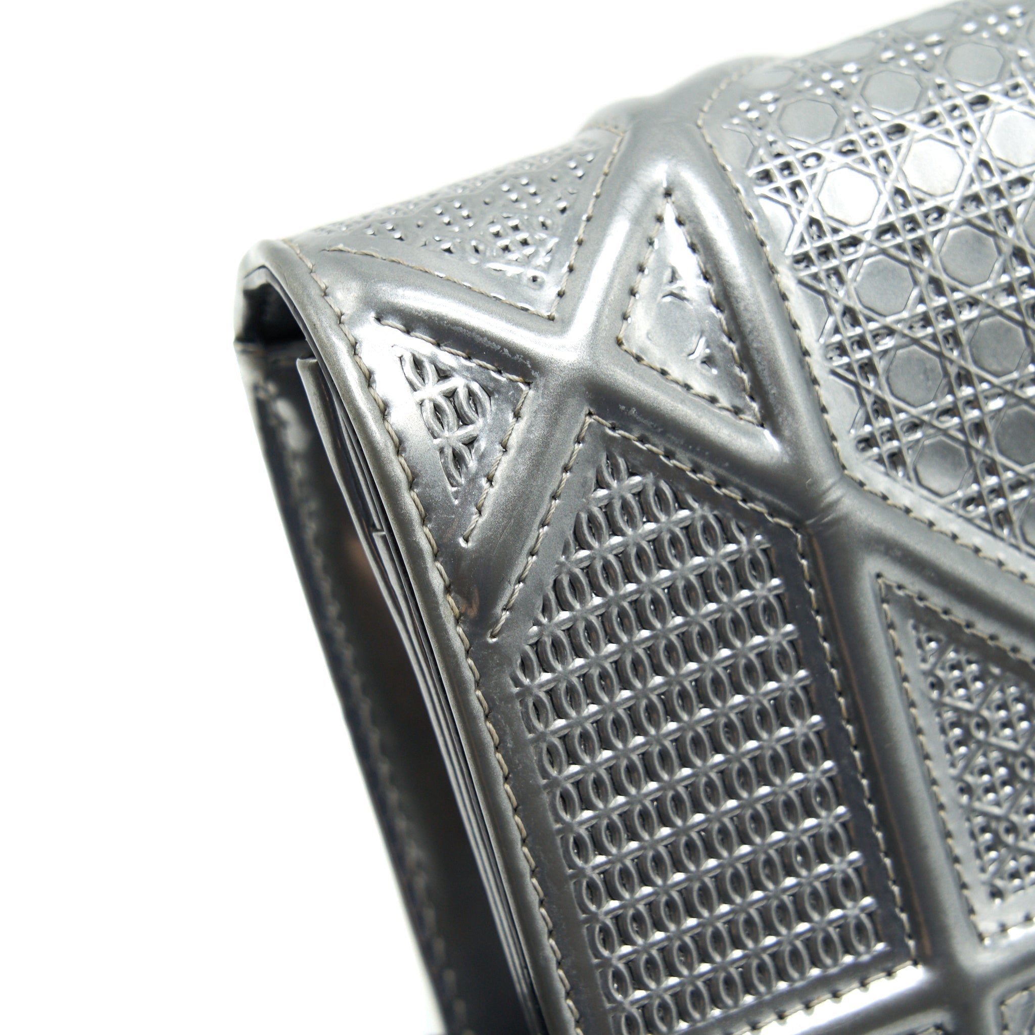 dior-diorama-wallet-on-chain-metallic-silver-shw