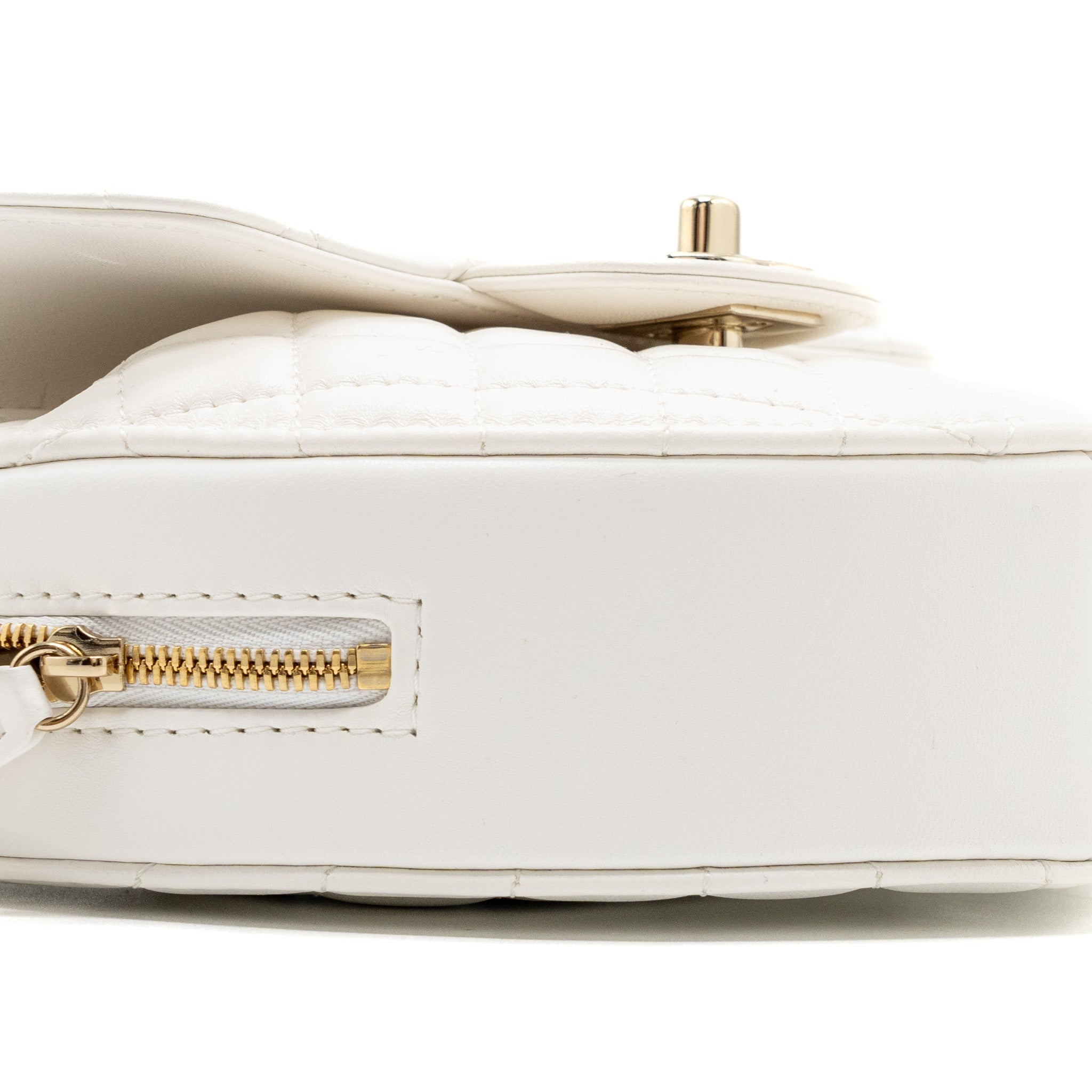 chanel-22s-heart-bag-lambskin-white-lghw-microchip-4