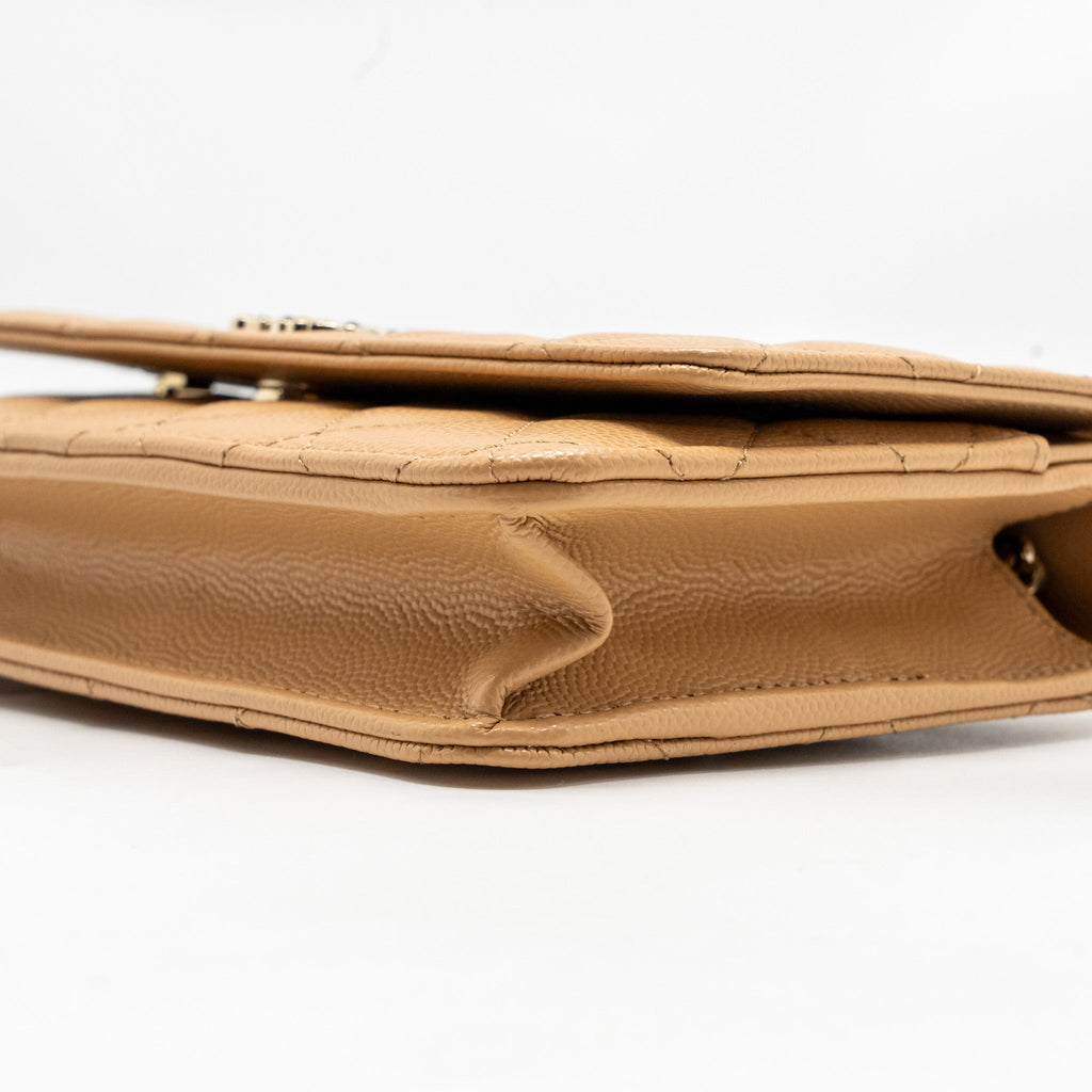 chanel-detailed-cc-classic-wallet-on-chain-caviar-beige-lghw-microchip