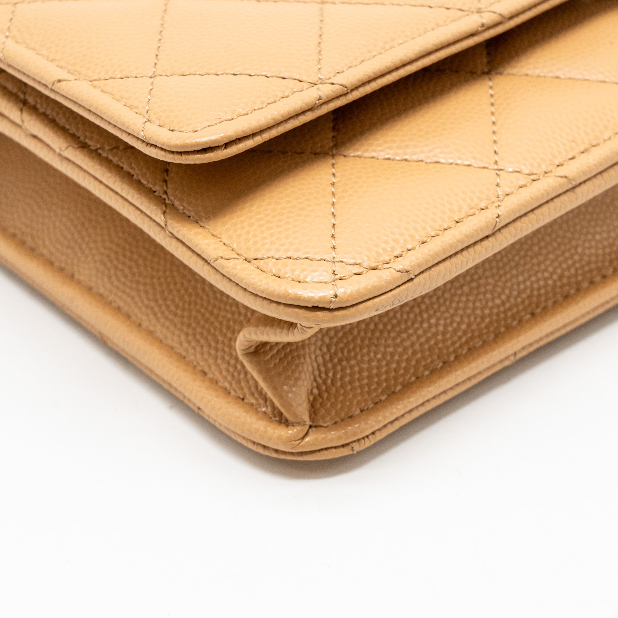chanel-detailed-cc-classic-wallet-on-chain-caviar-beige-lghw-microchip