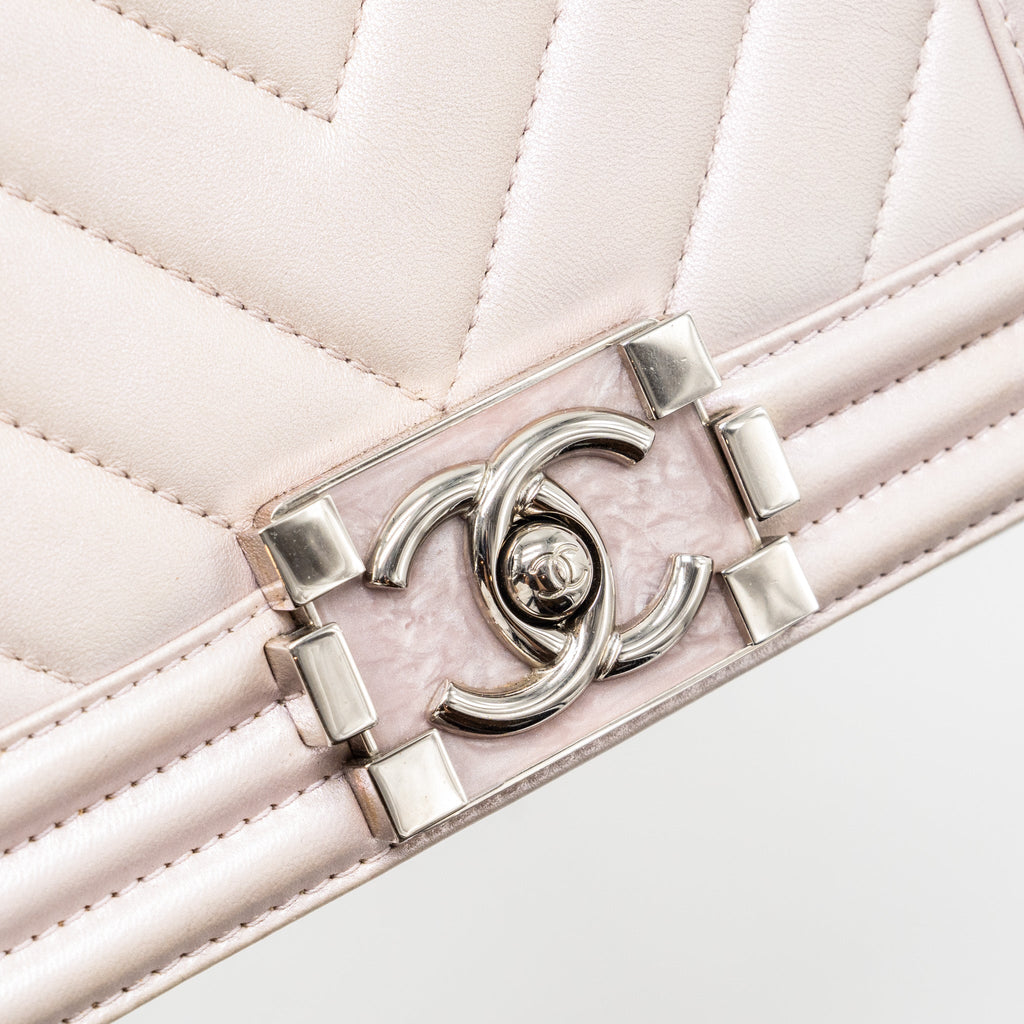 chanel-small-chevron-boy-bag-lambskin-iridescent-light-purple-shw