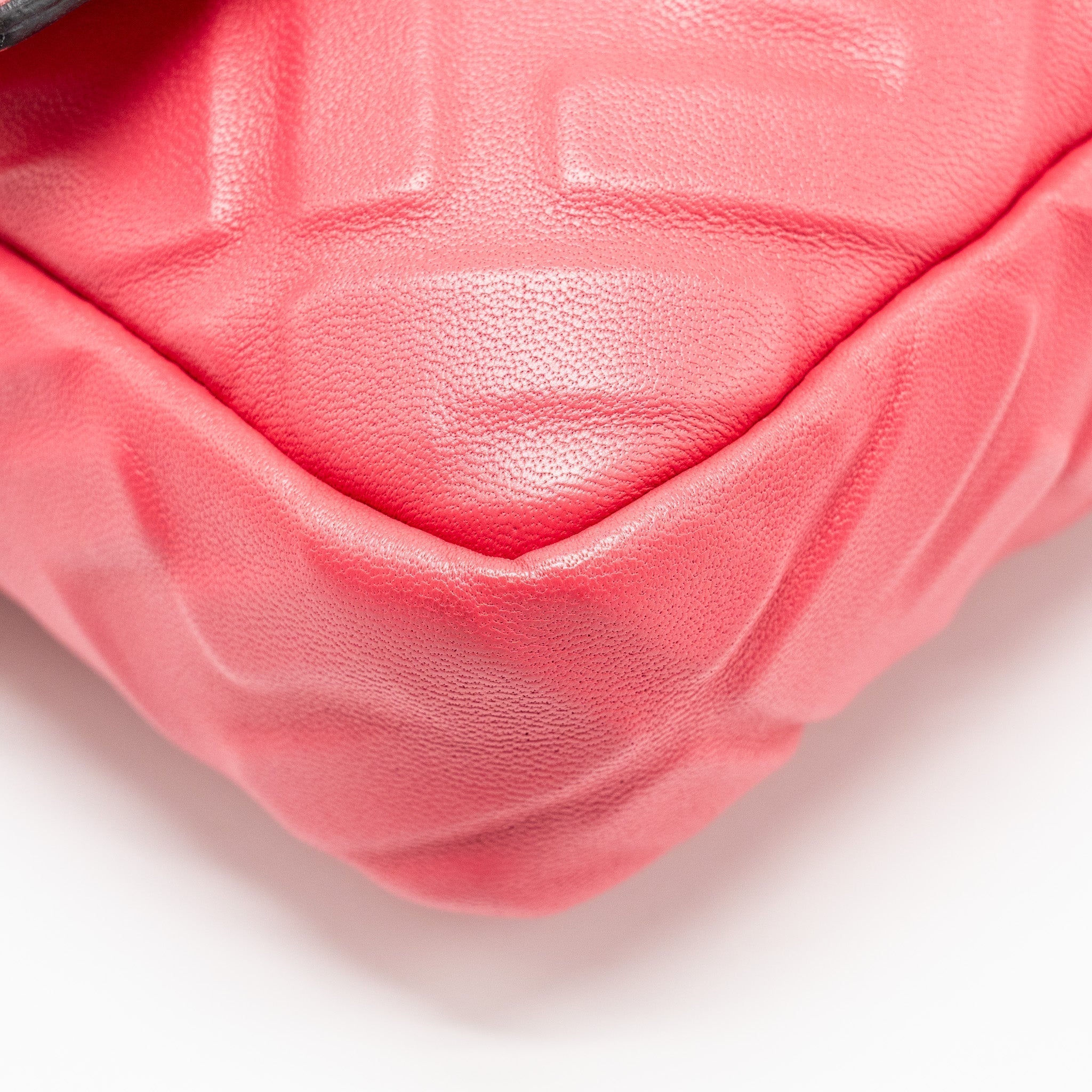 fendi-mini-baguette-bag-nappa-lambskin-pink-ghw