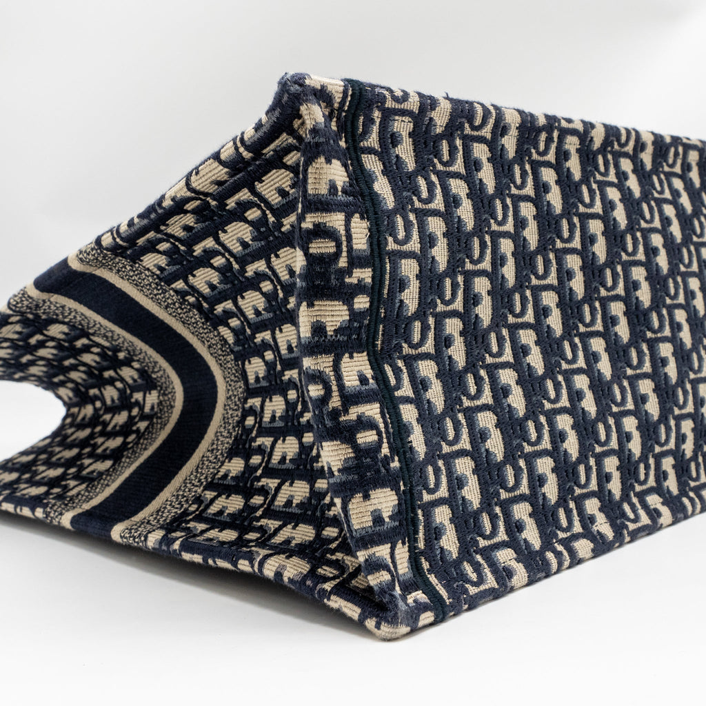 dior-large-book-tote-oblique-embroidery-ecru-blue-copy