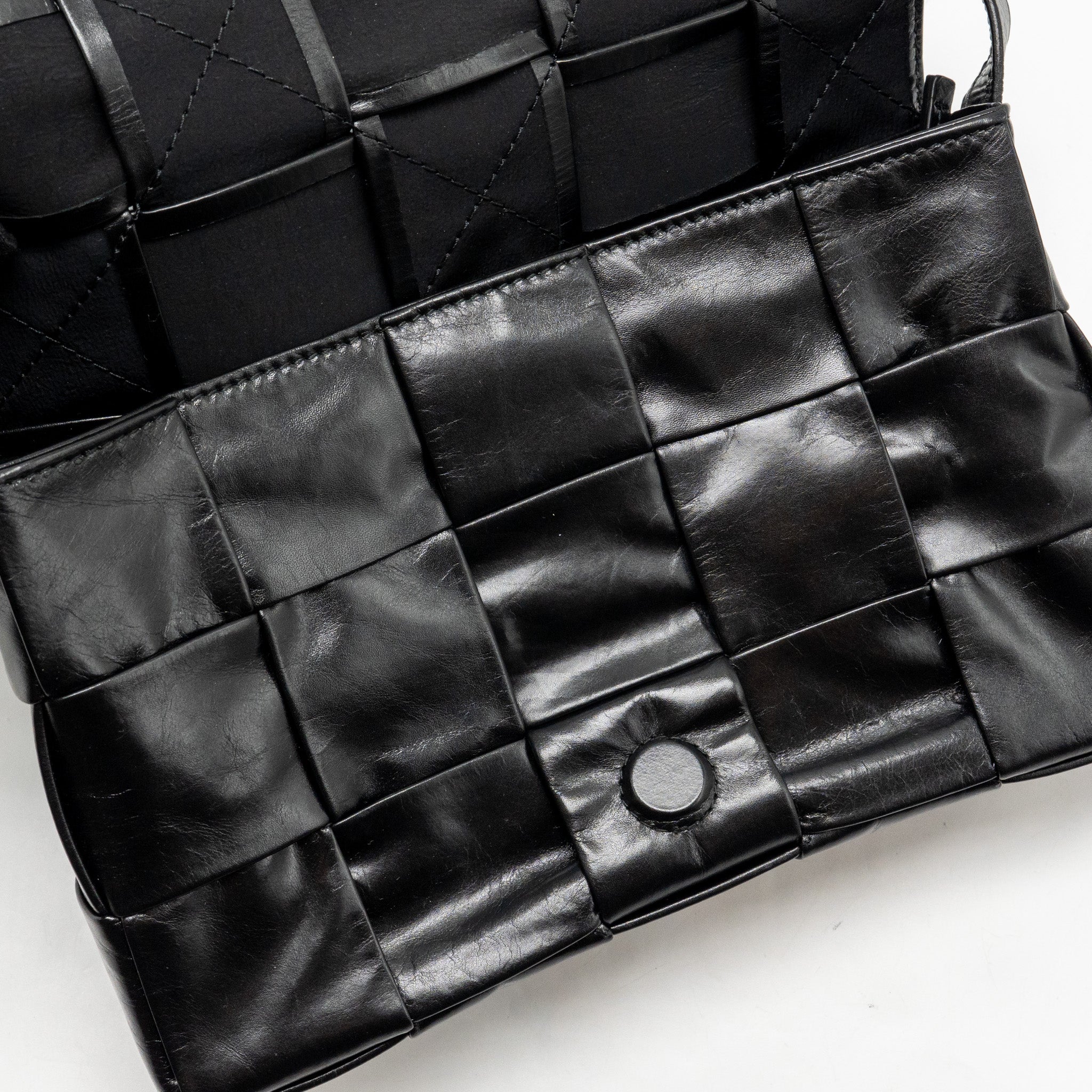 bottega-veneta-cassette-messenger-bag-calfskin-black-shw