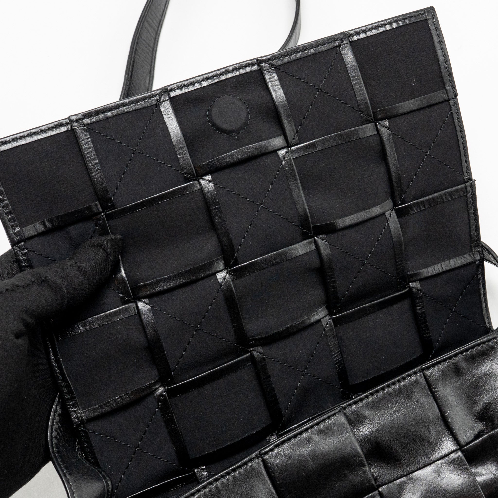 bottega-veneta-cassette-messenger-bag-calfskin-black-shw