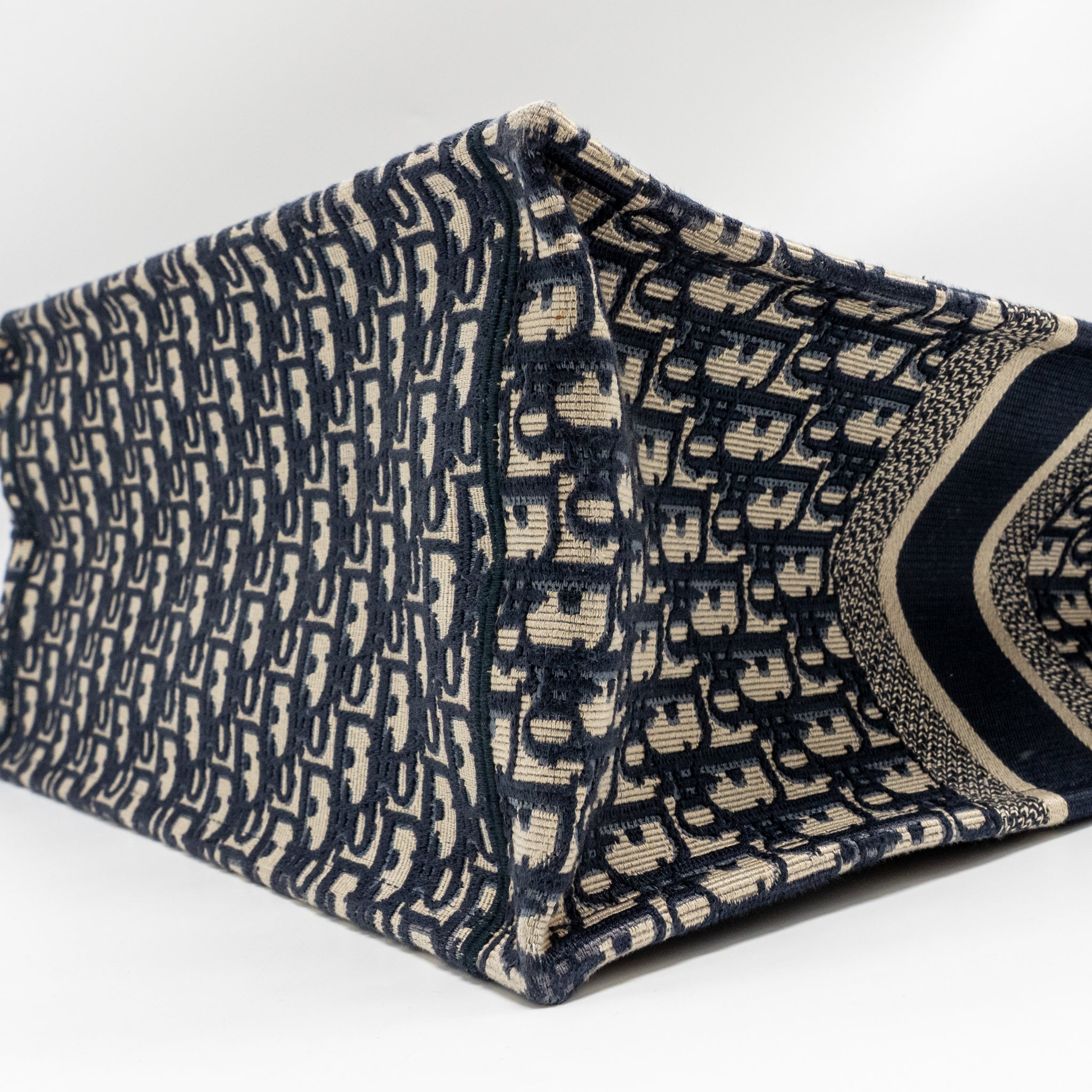 dior-large-book-tote-oblique-embroidery-ecru-blue-copy
