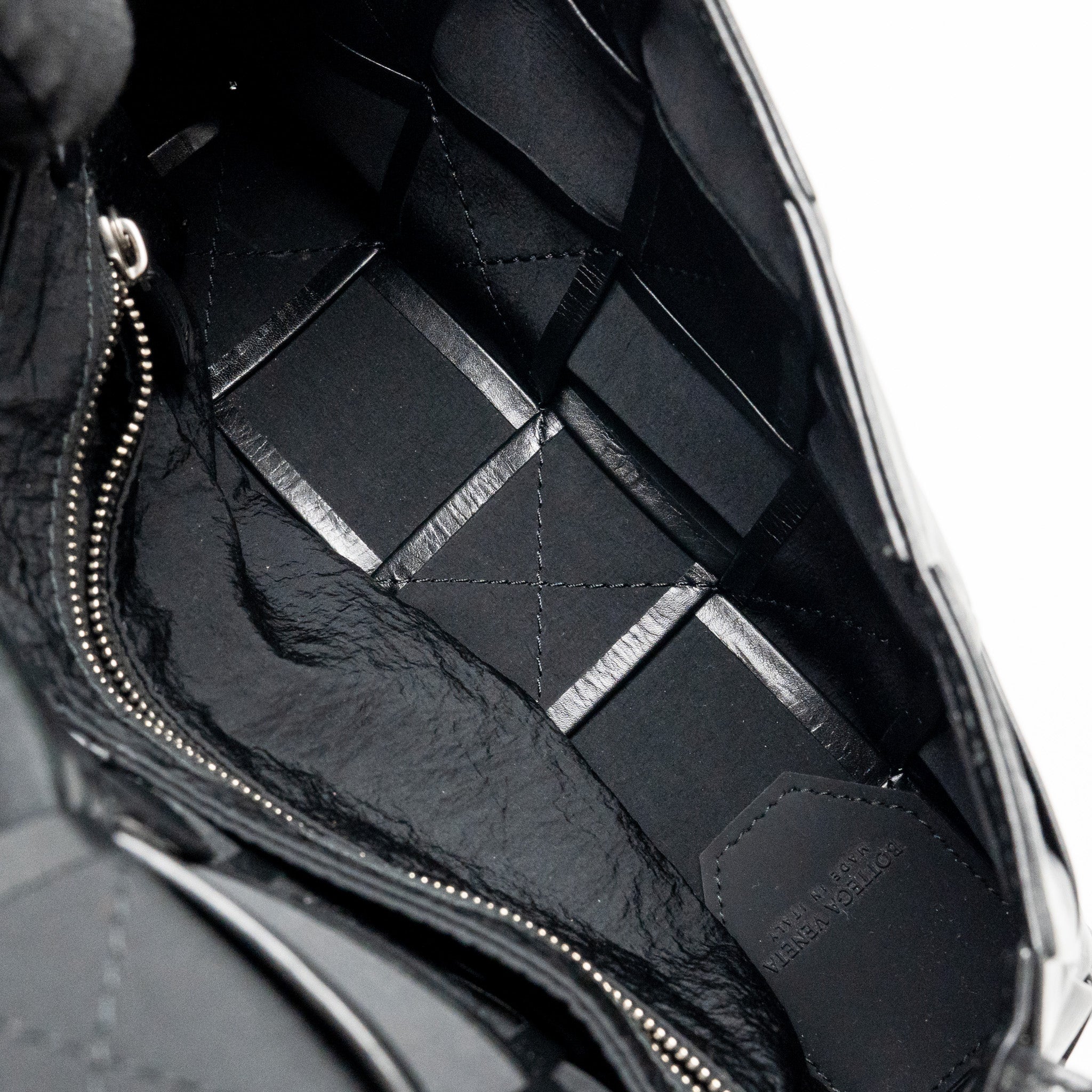 bottega-veneta-cassette-messenger-bag-calfskin-black-shw