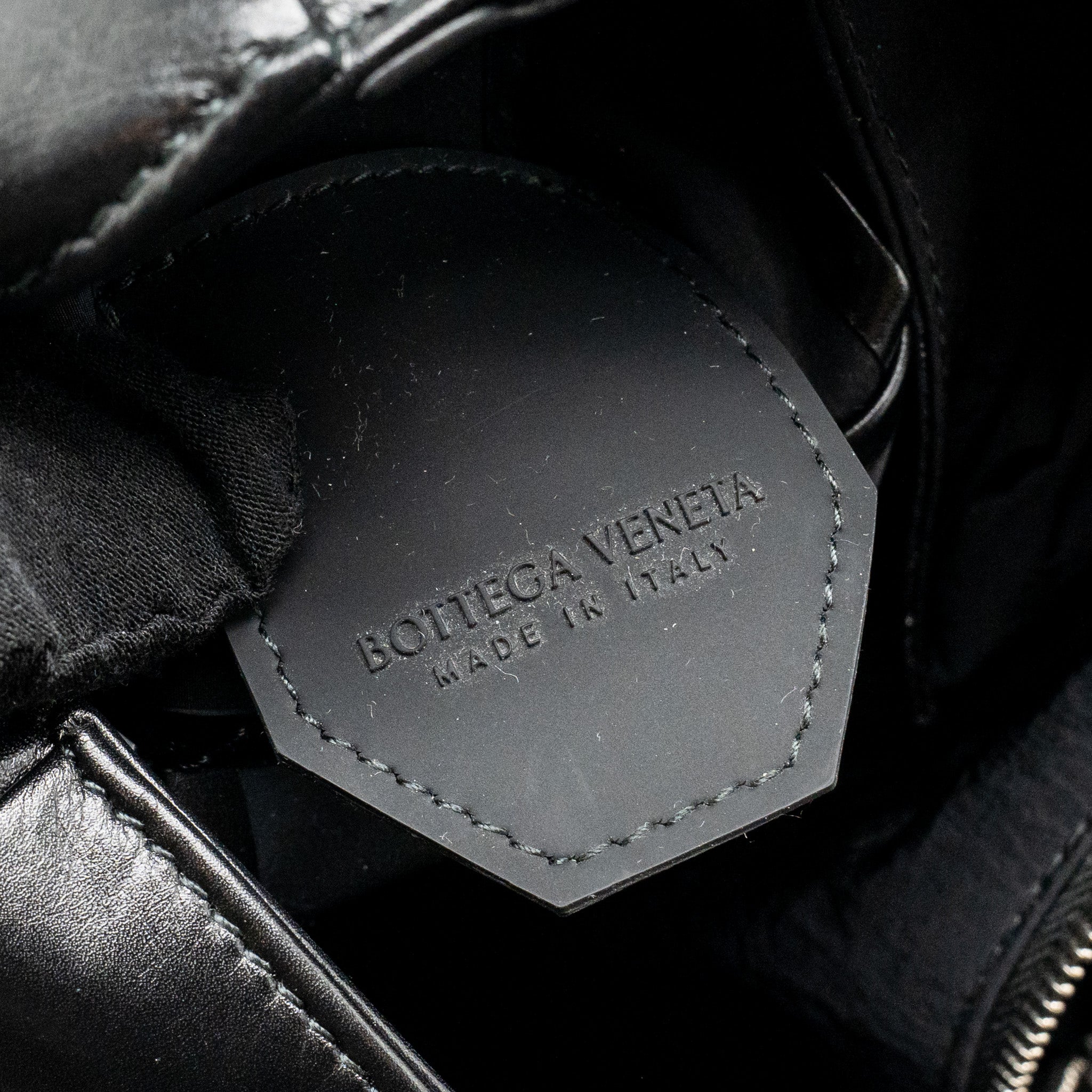 bottega-veneta-cassette-messenger-bag-calfskin-black-shw