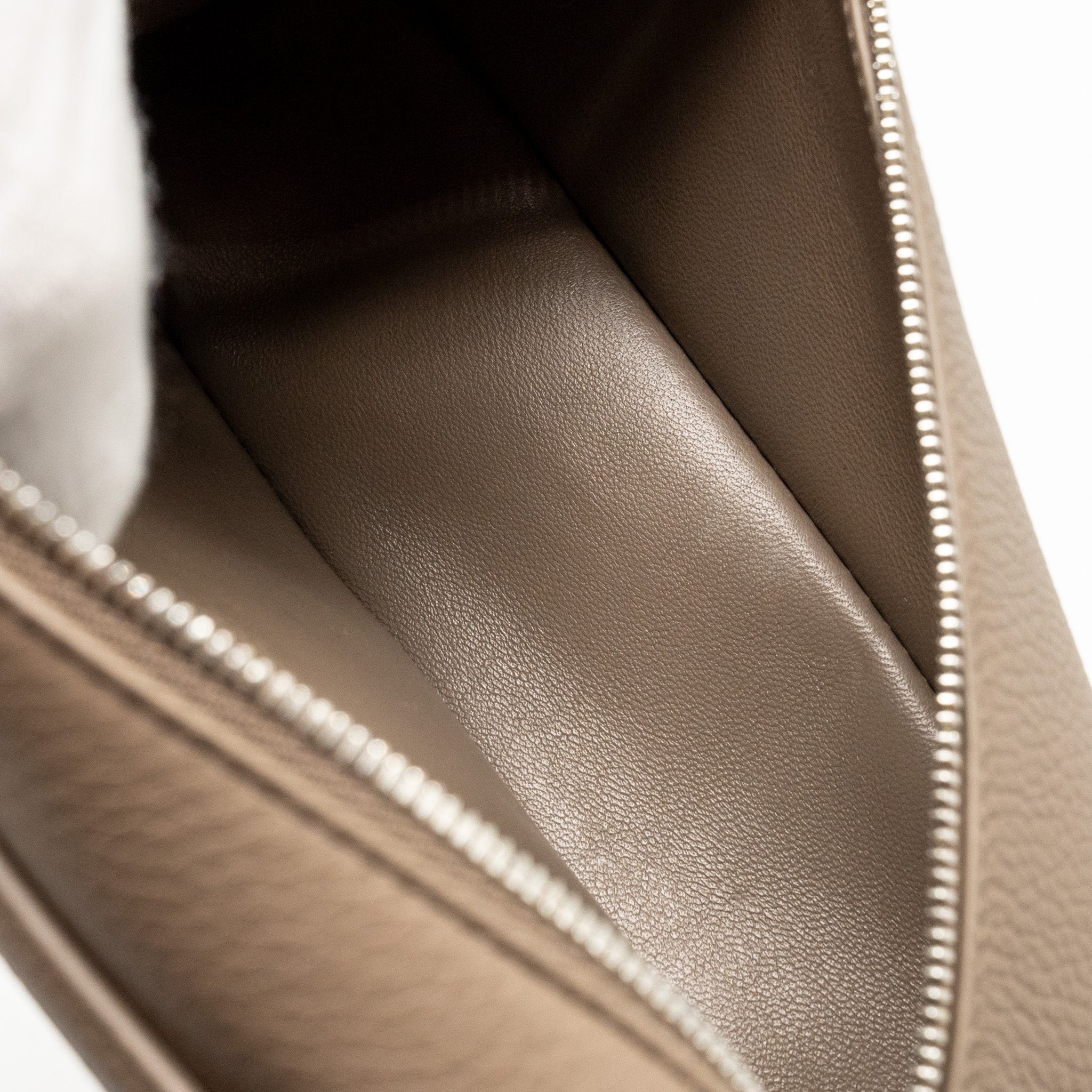 loro-piana-extra-pocket-l19-grained-calfskin-warm-mastic-shw