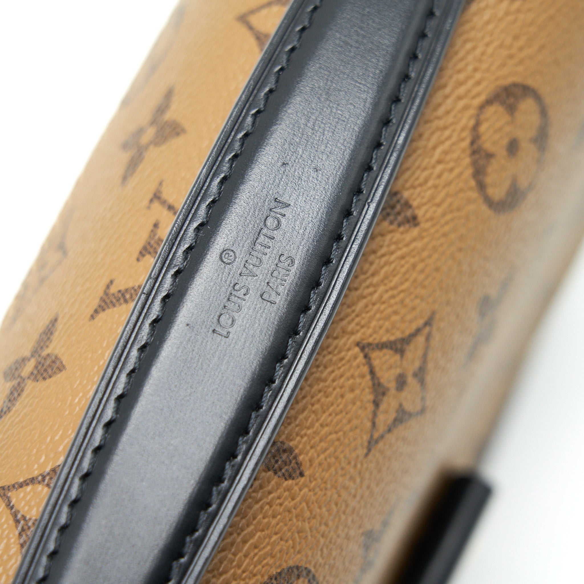 louis-vuitton-pochette-metis-monogram-reverse-canvas-1