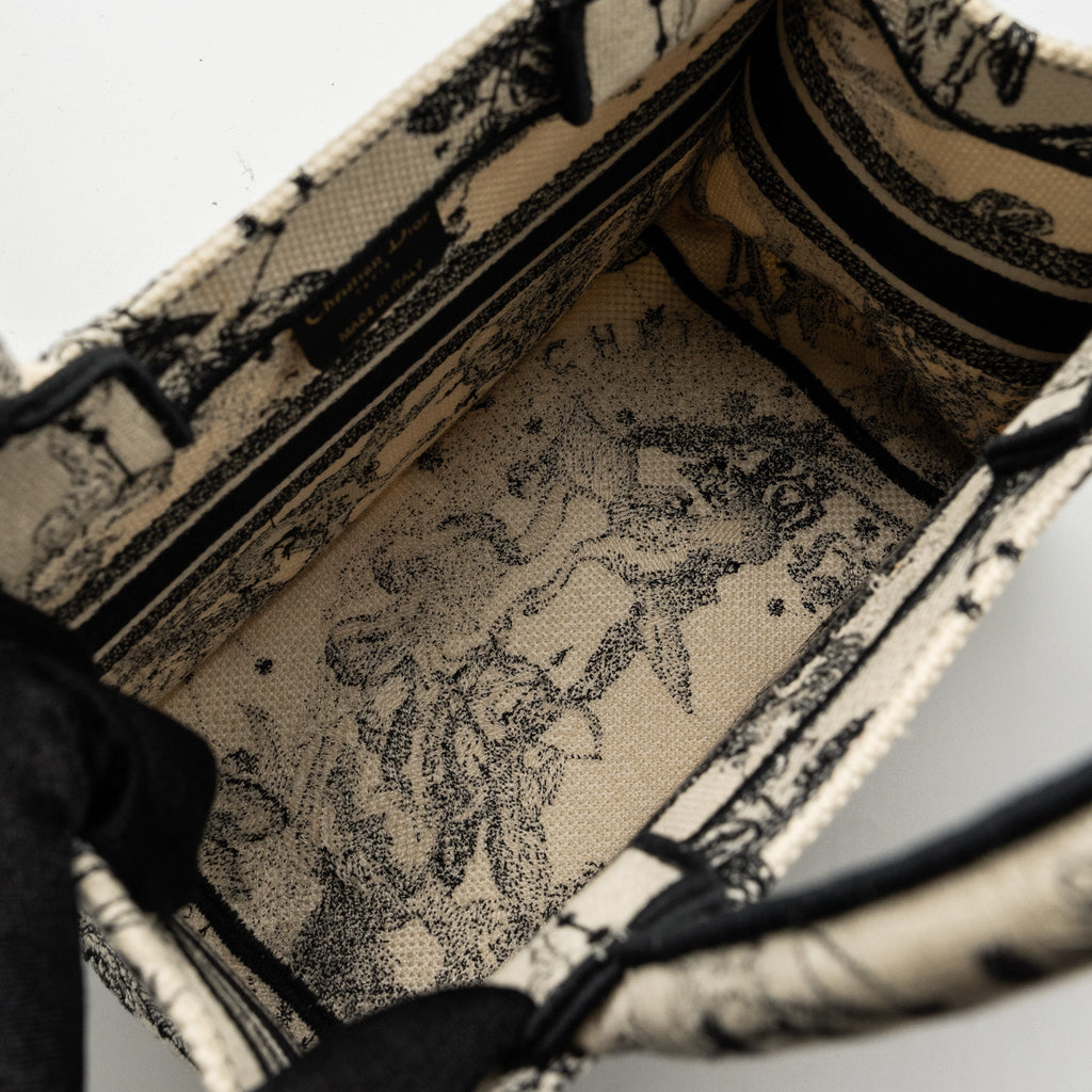 dior-small-book-tote-latte-black-toile-de-jouy-zodiac-embroidery