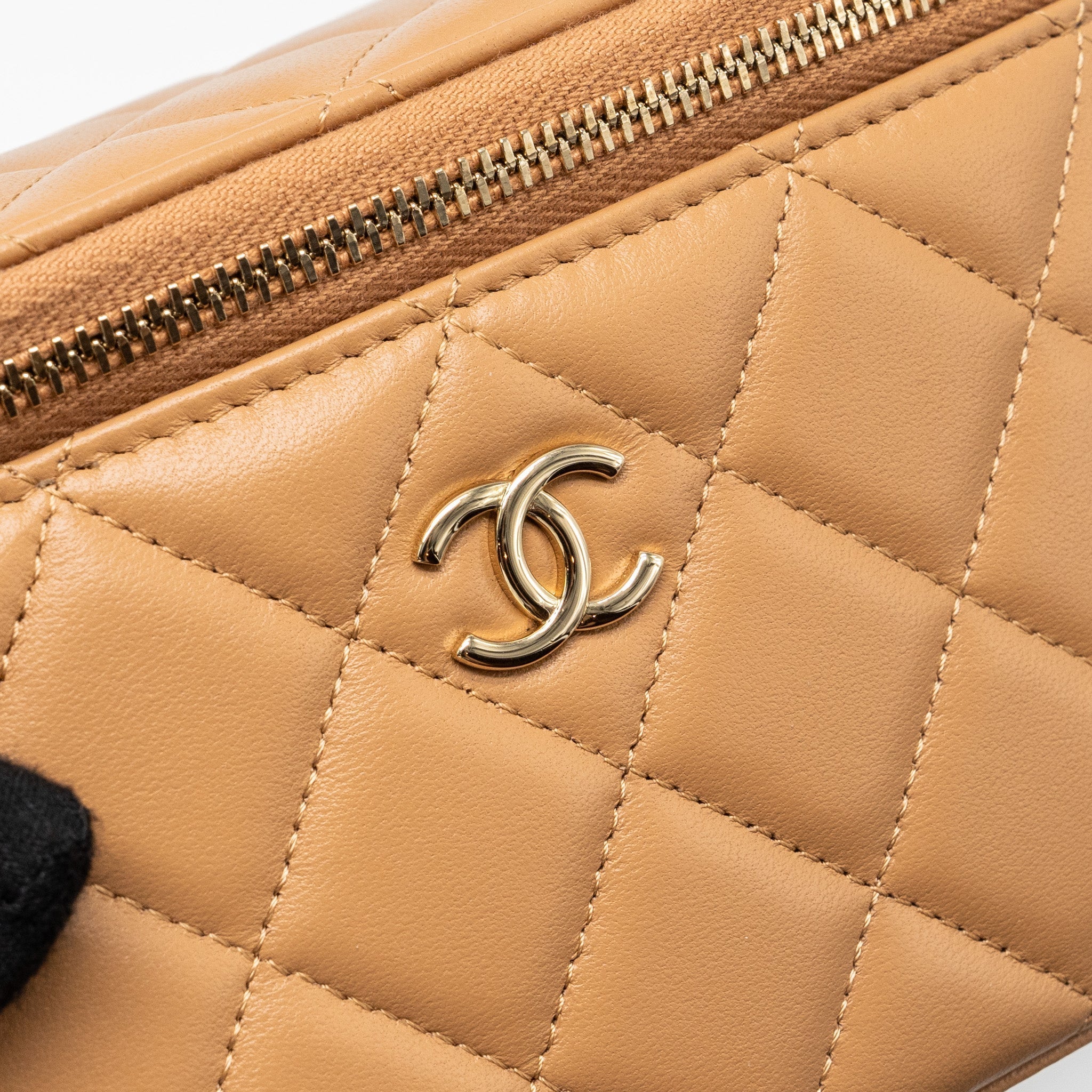 chanel-top-handle-long-vanity-case-with-chain-lambskin-caramel-lghwmicrochip