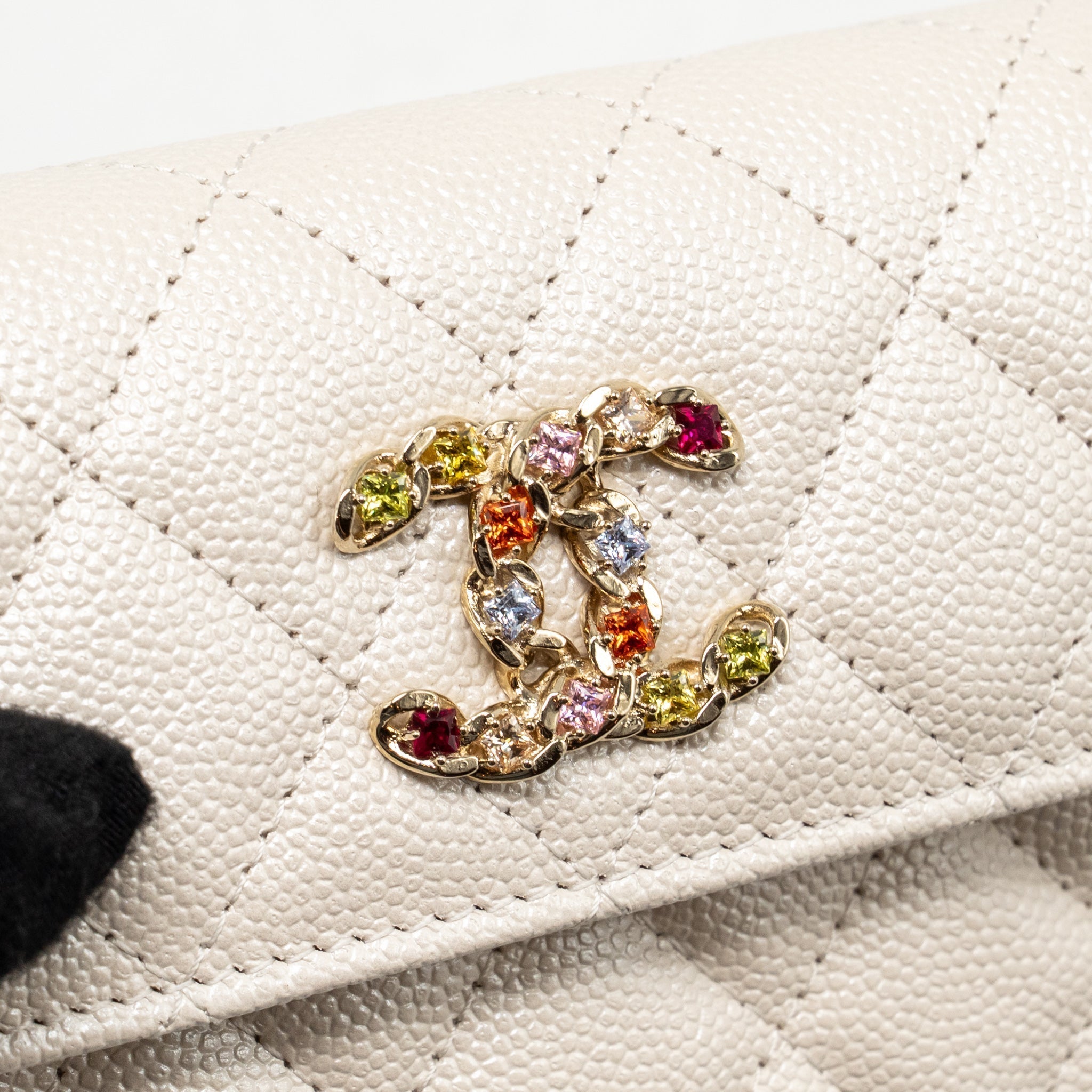 chanel-wallet-on-chain-white