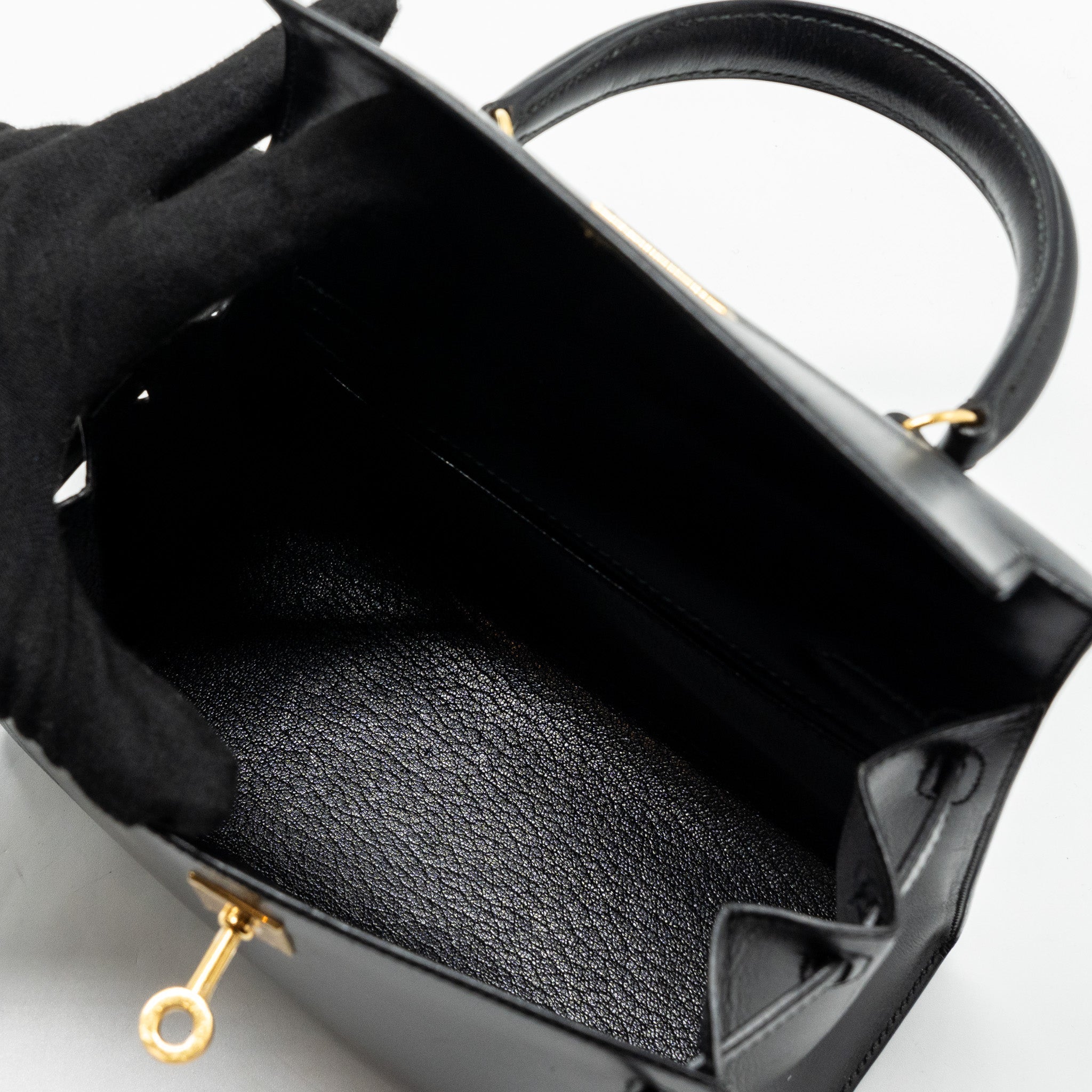 hermes-vintage-kelly-20-box-calfskin-black-ghw-stamp-circle-v