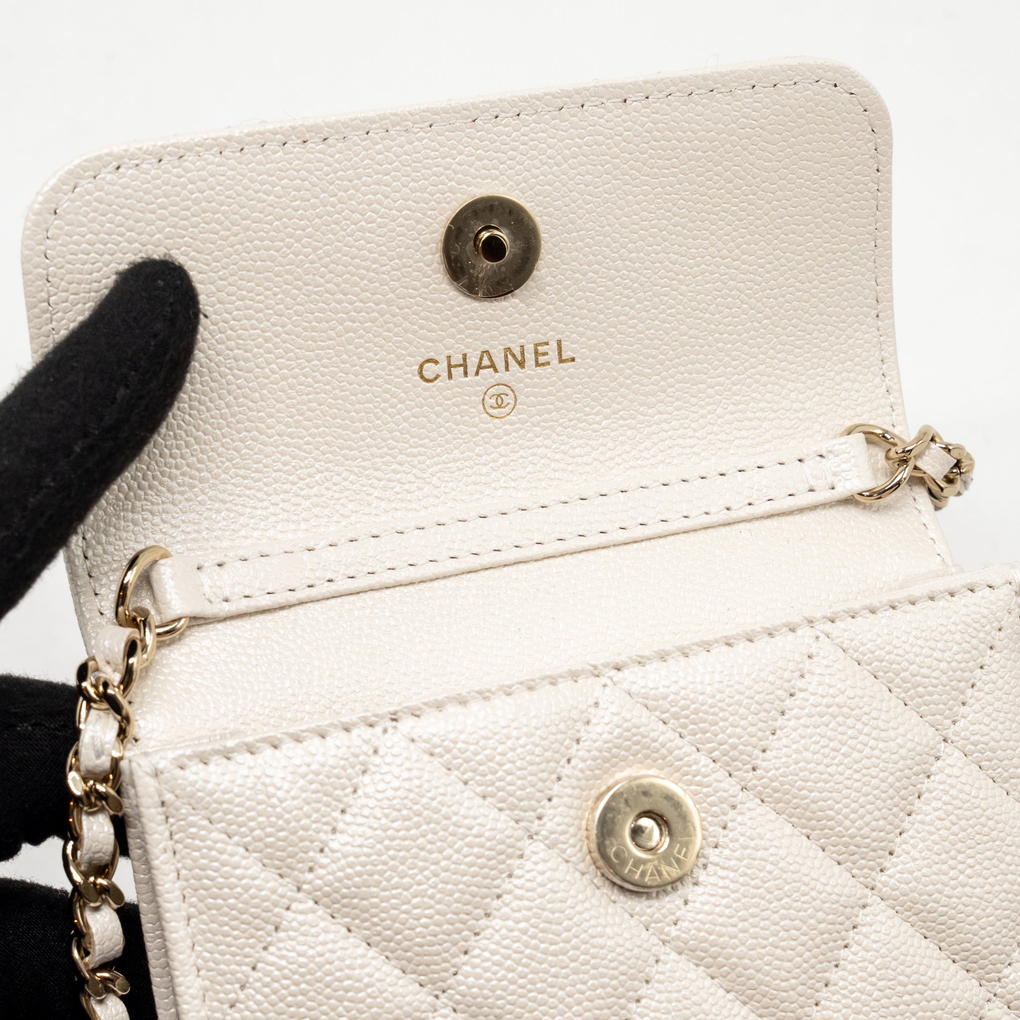 chanel-wallet-on-chain-white