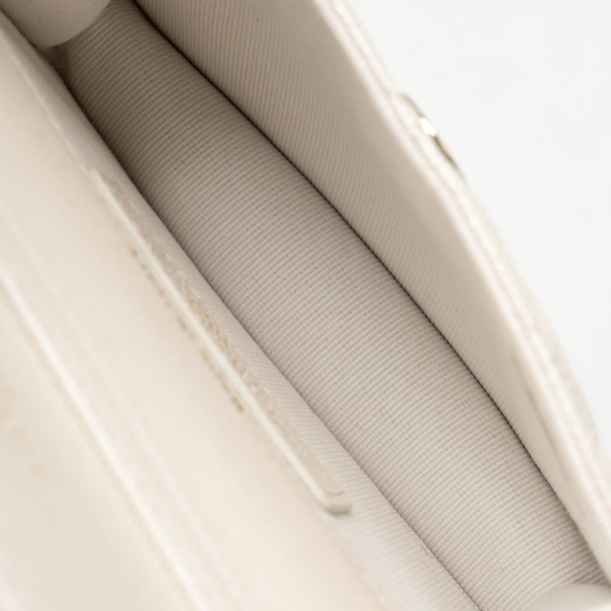 chanel-wallet-on-chain-white