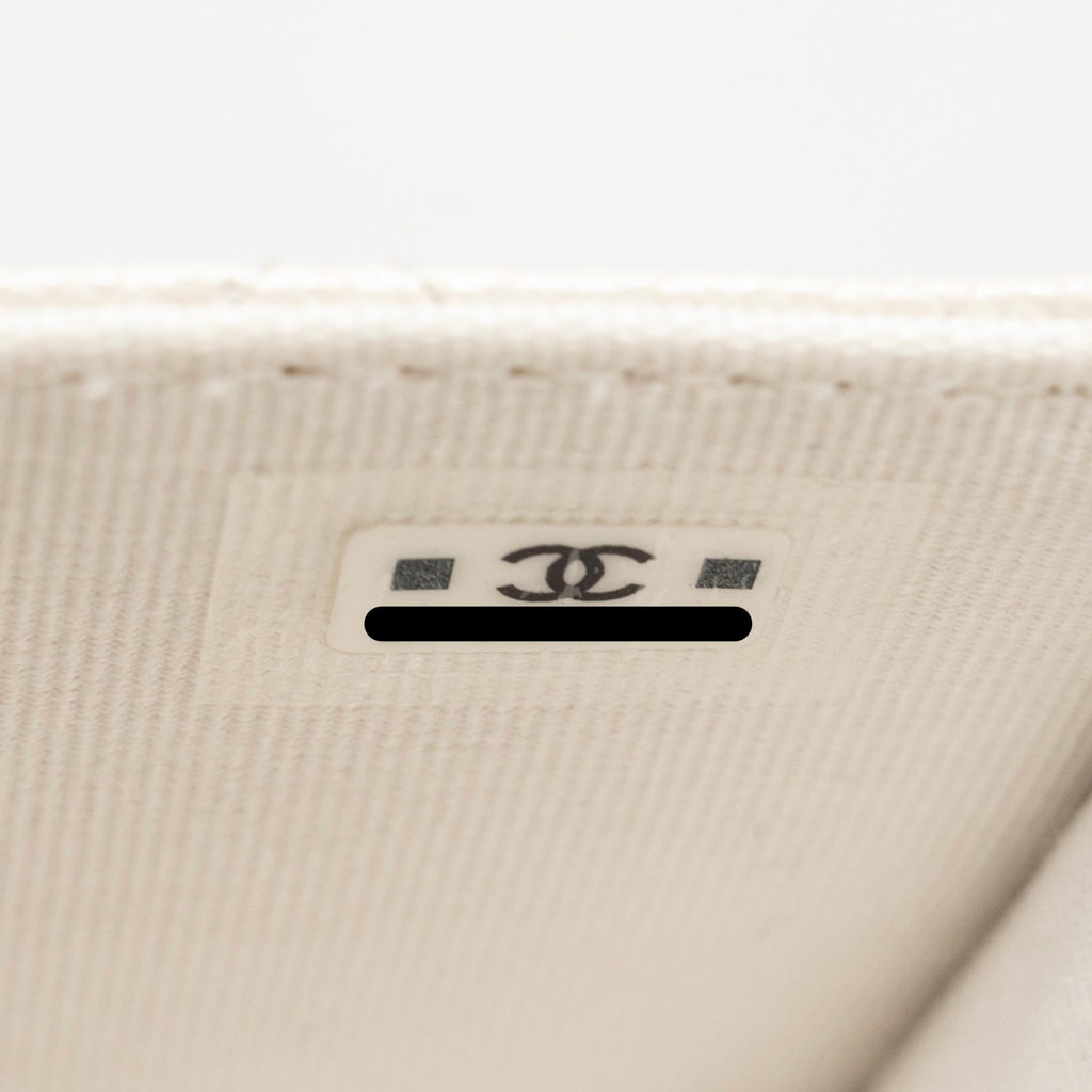 chanel-wallet-on-chain-white