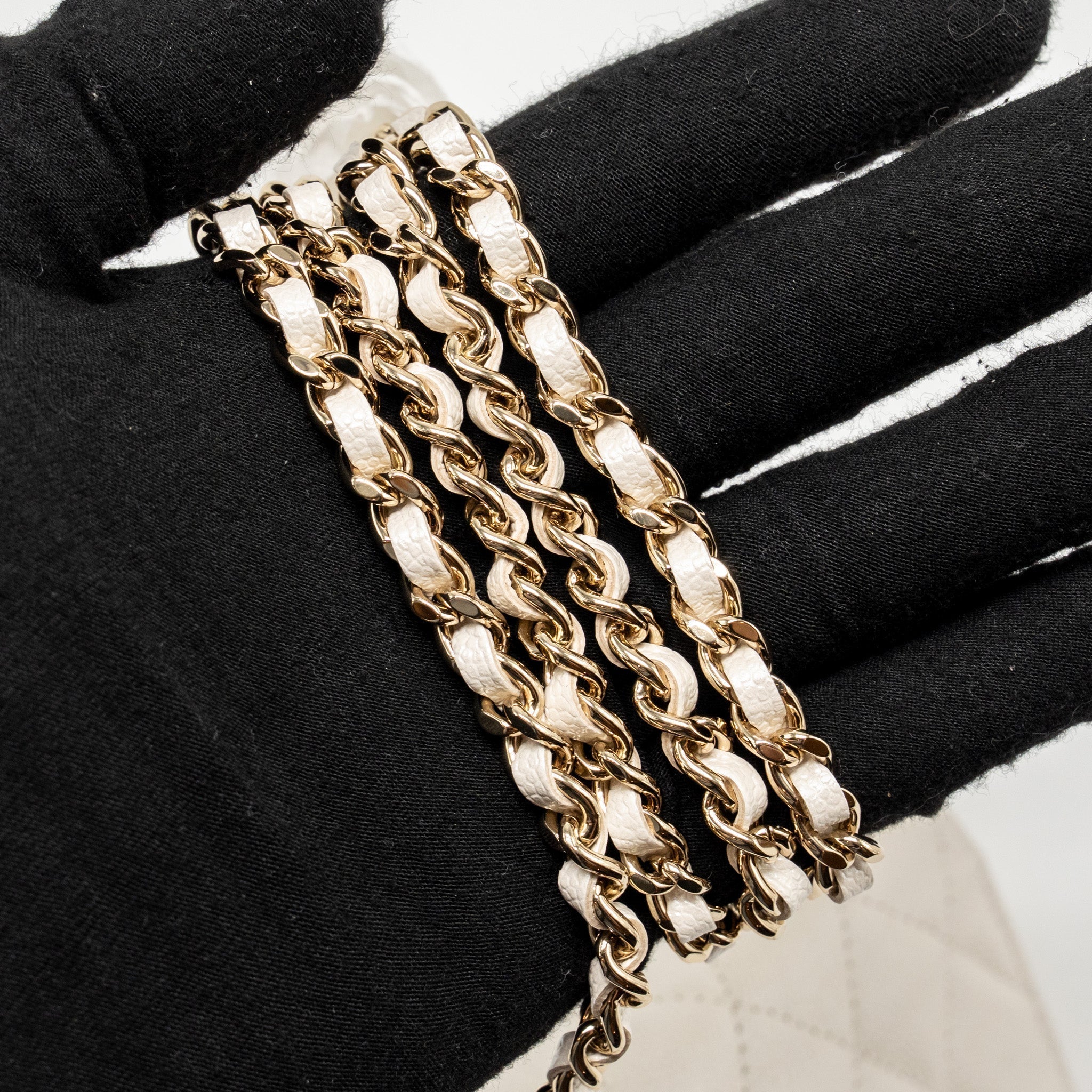 chanel-wallet-on-chain-white