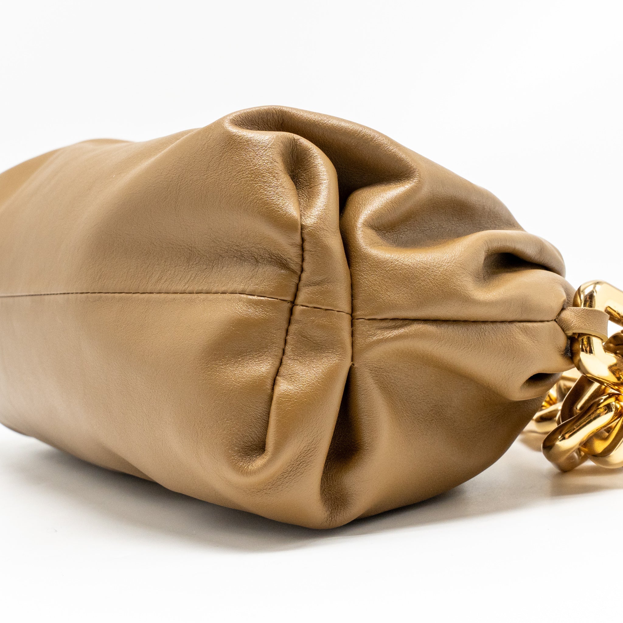 bottega-veneta-chain-pouch-549ou
