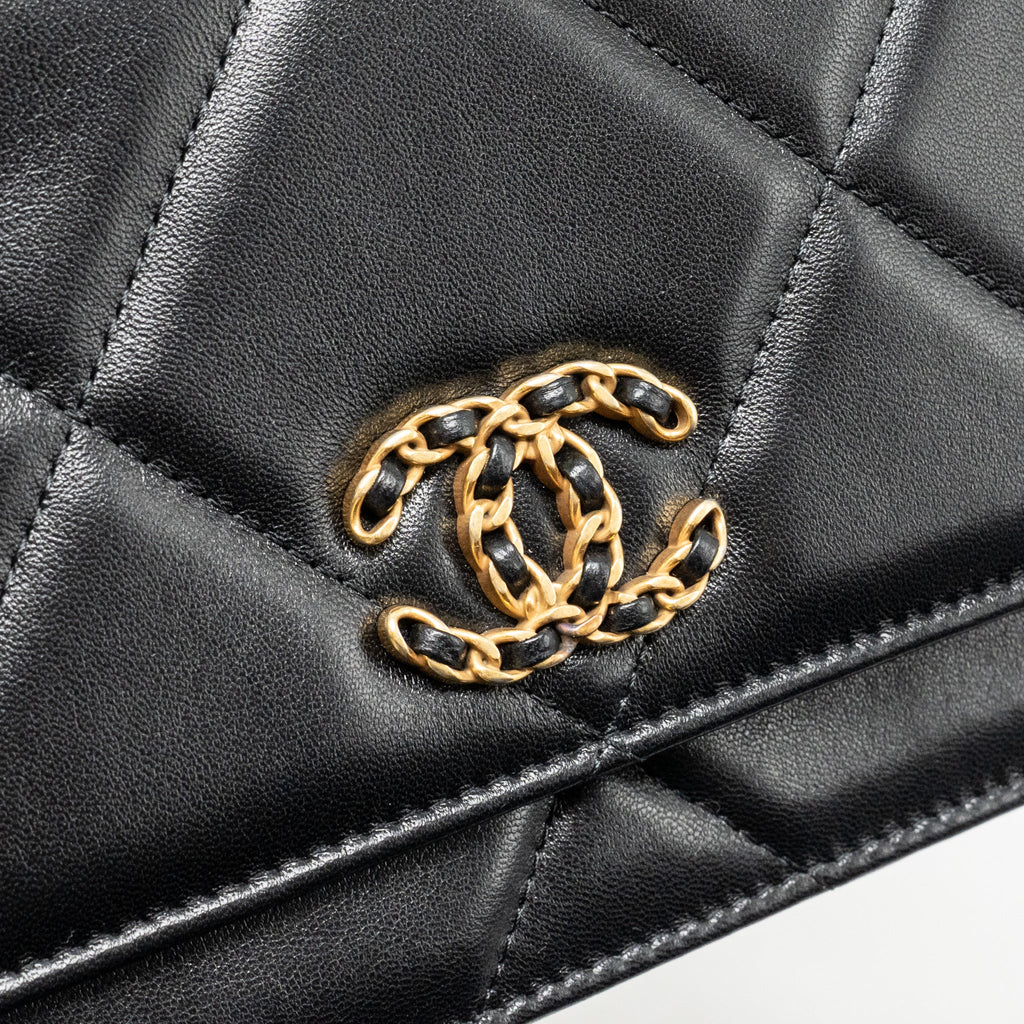 chanel-19-wallet-on-chain-lambskin-black-multicolour-hardware-1