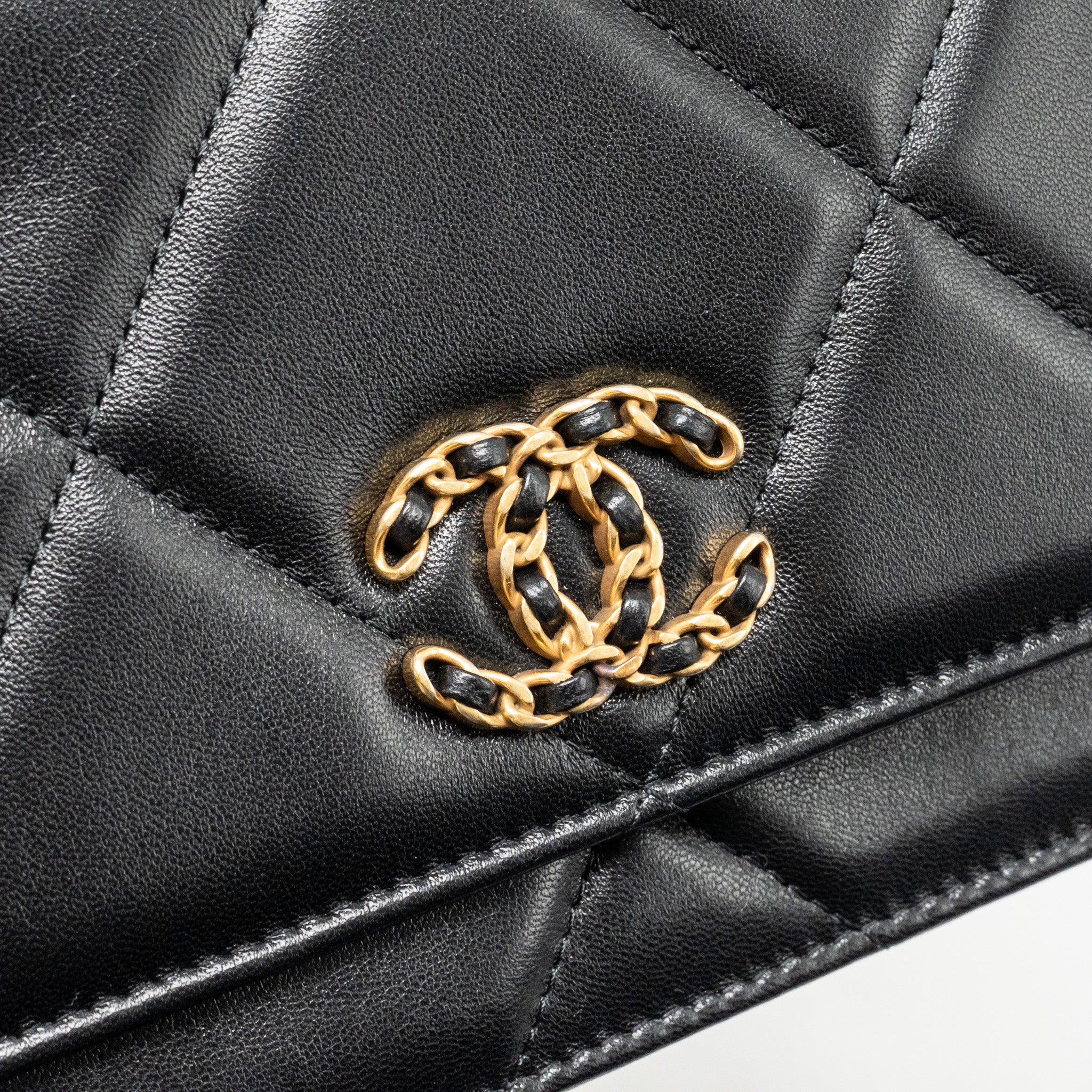 chanel-19-wallet-on-chain-lambskin-black-multicolour-hardware-1