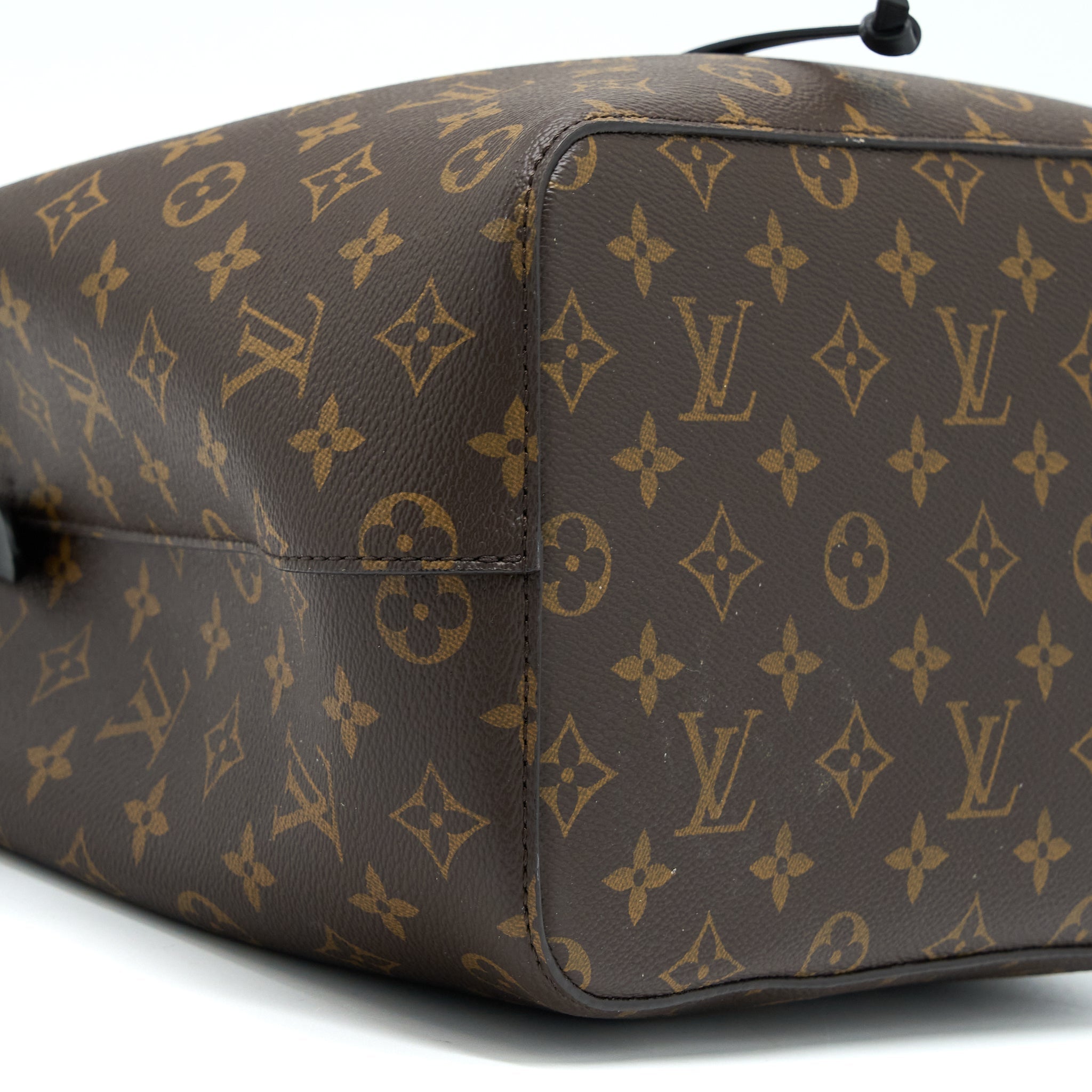 louis-vuitton-neonoe-monogram-canvas-black-ghw