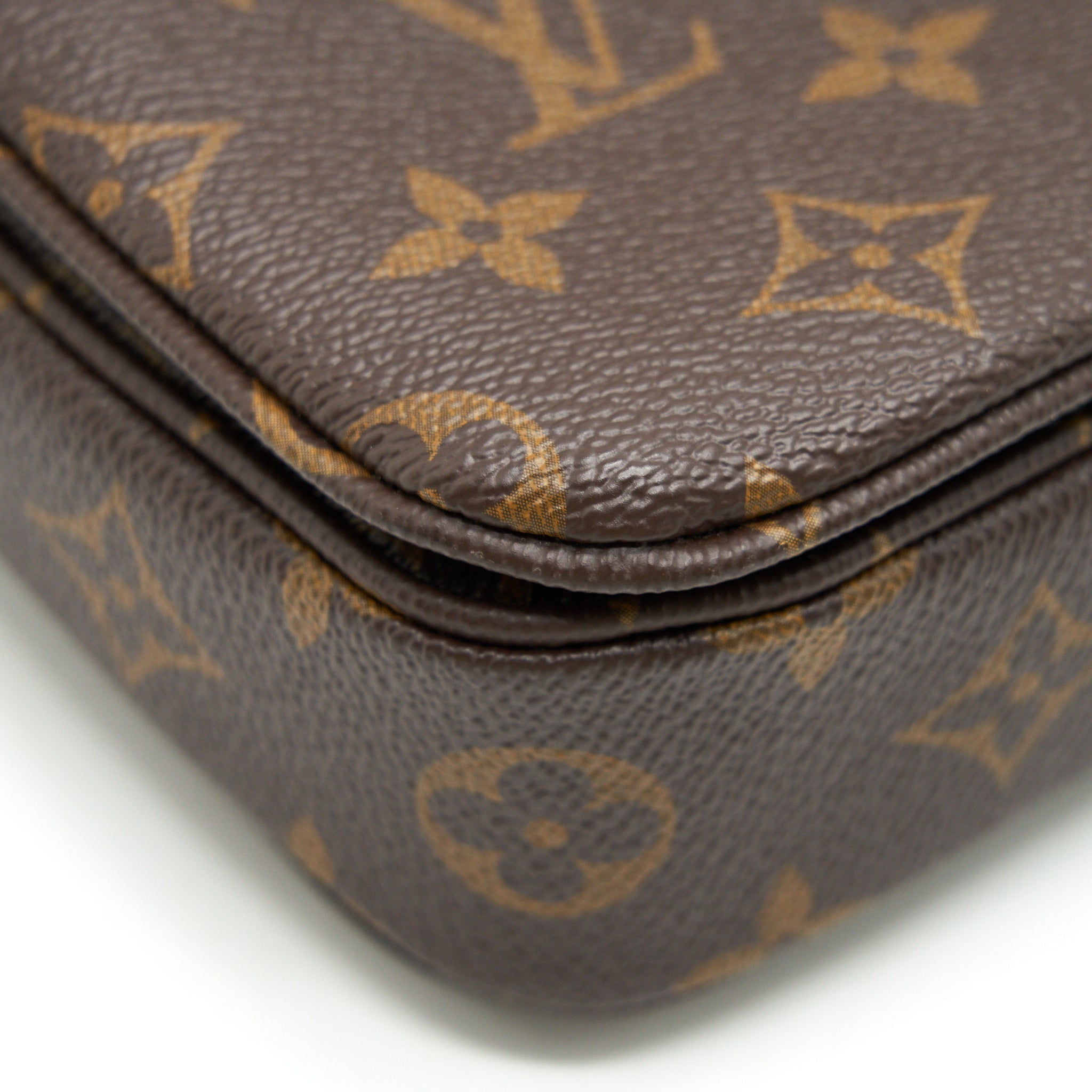 louis-vuitton-pochette-metis-monogram-canvas