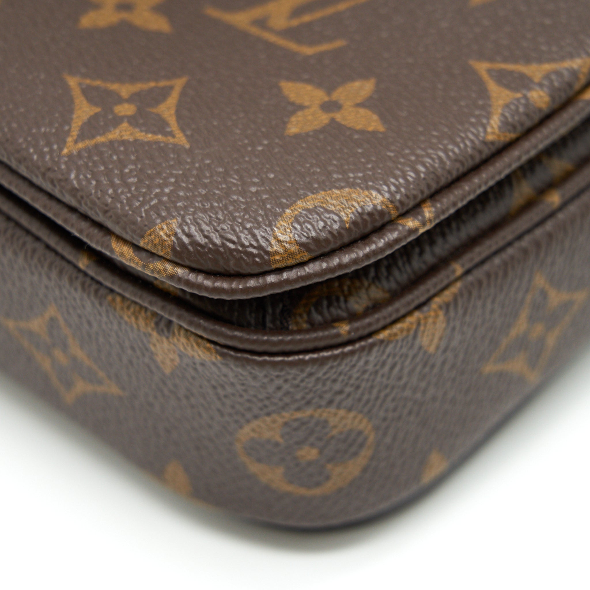 louis-vuitton-pochette-metis-monogram-canvas