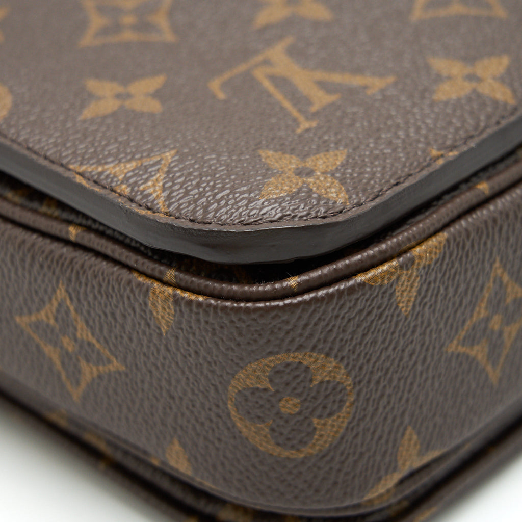 louis-vuitton-pochette-metis-monogram-canvas