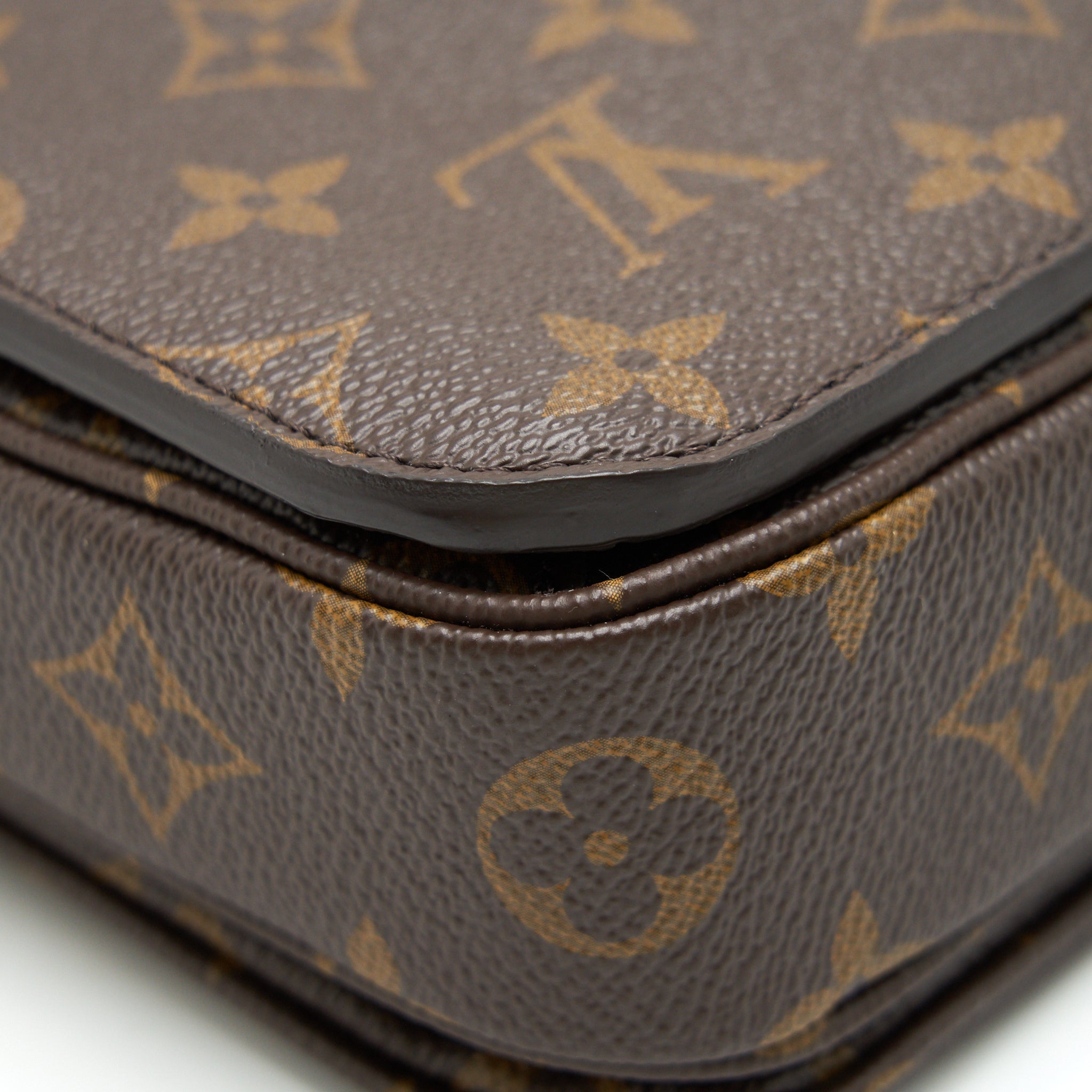 louis-vuitton-pochette-metis-monogram-canvas
