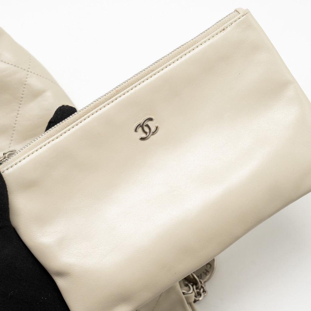 chanel-small-22-shiny-calfskin-light-grey-shw-microchip