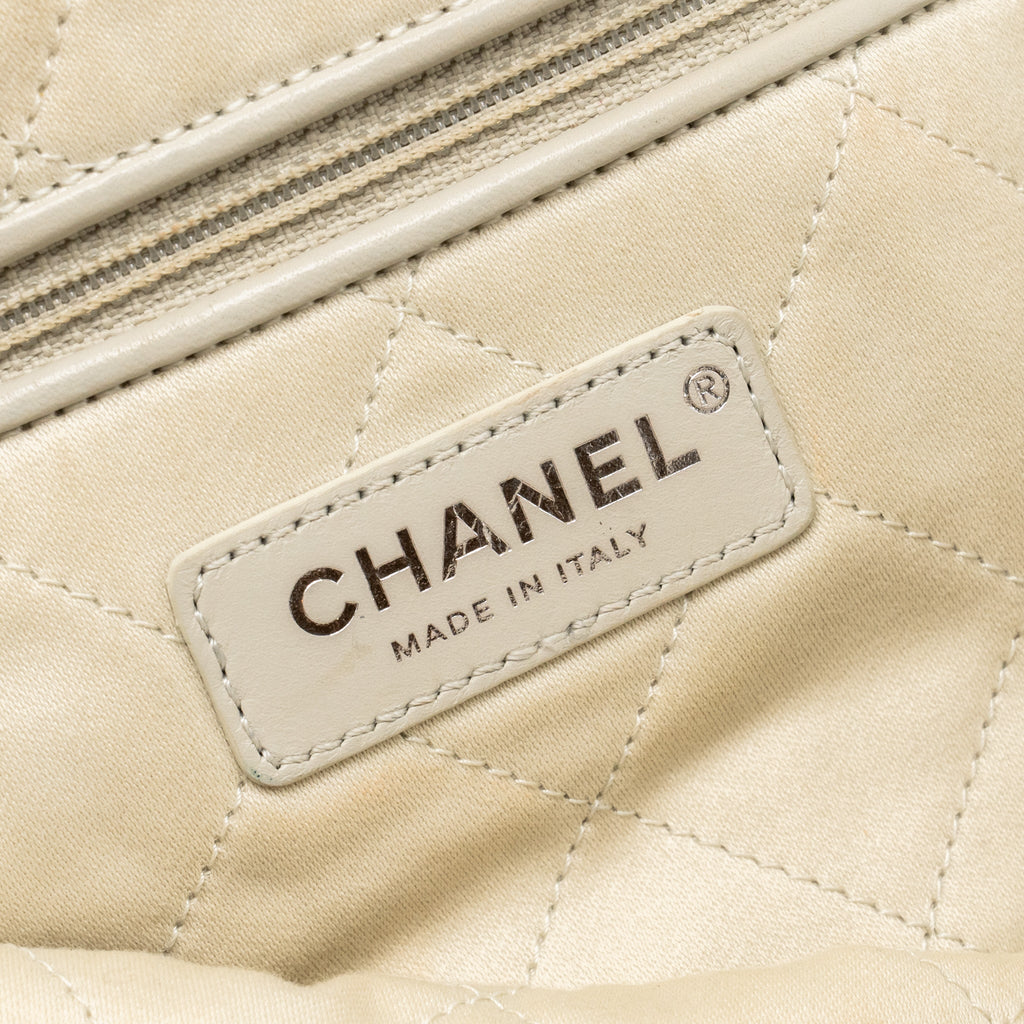 chanel-small-22-shiny-calfskin-light-grey-shw-microchip