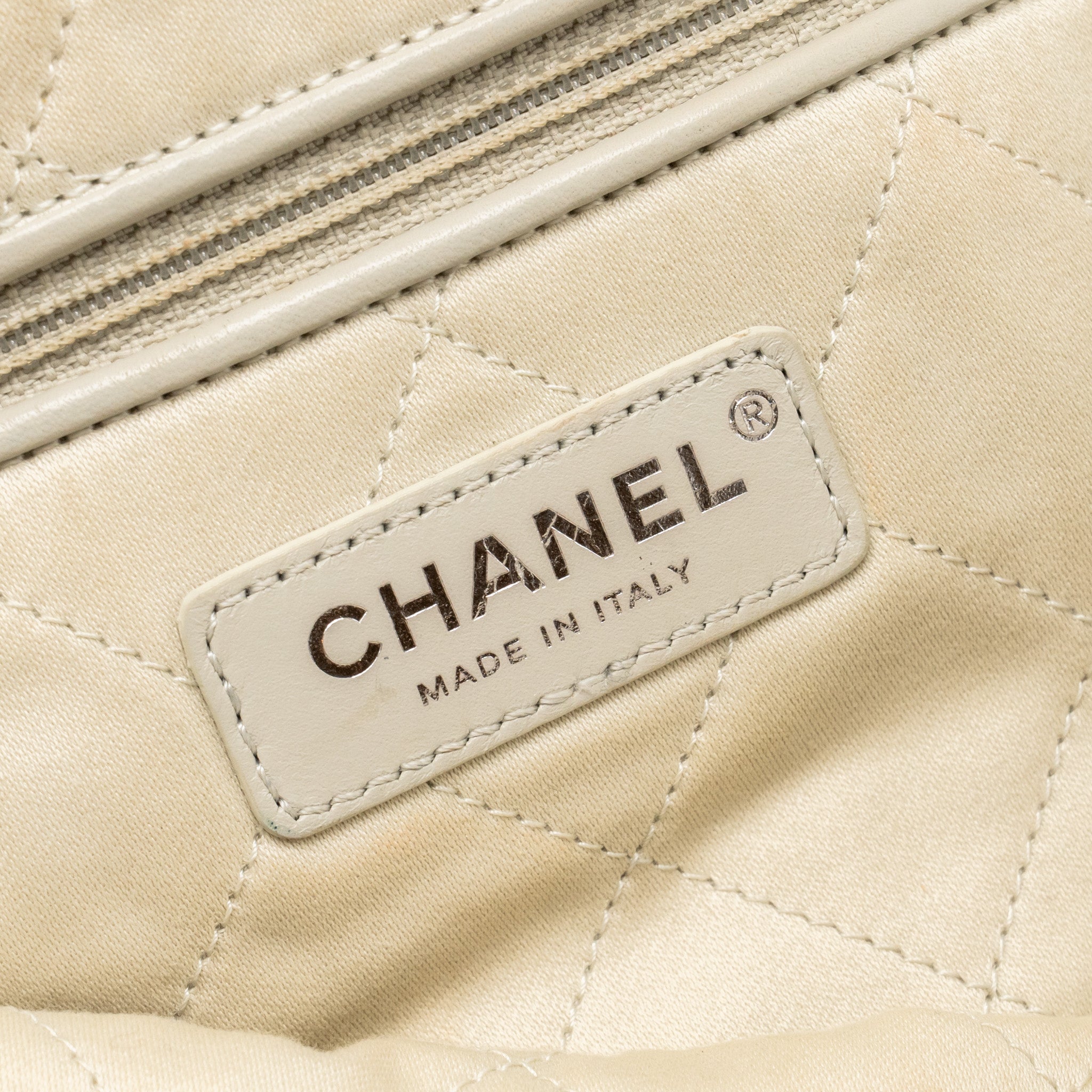 chanel-small-22-shiny-calfskin-light-grey-shw-microchip