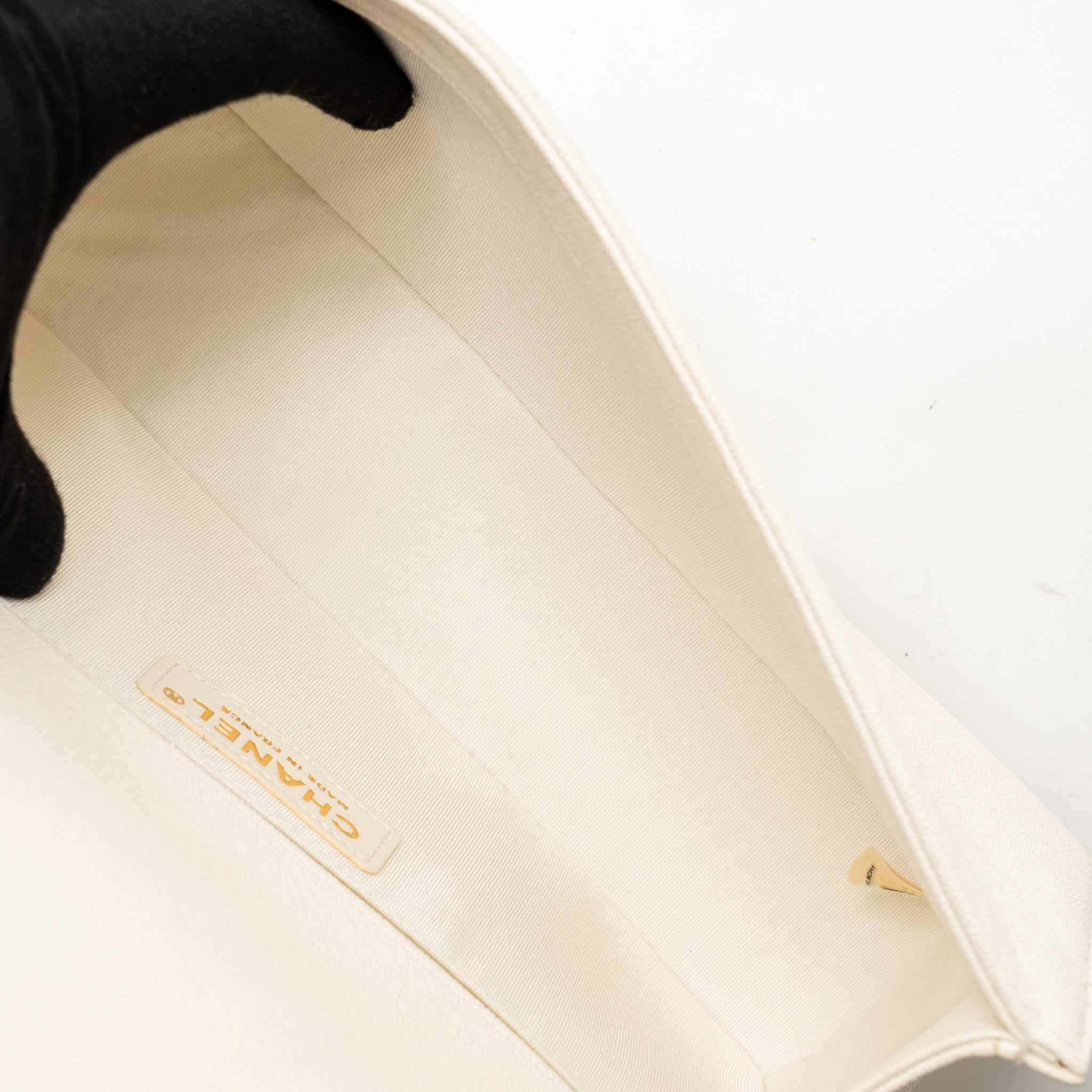 chanel-medium-boy-bag-caviar-white-lghw