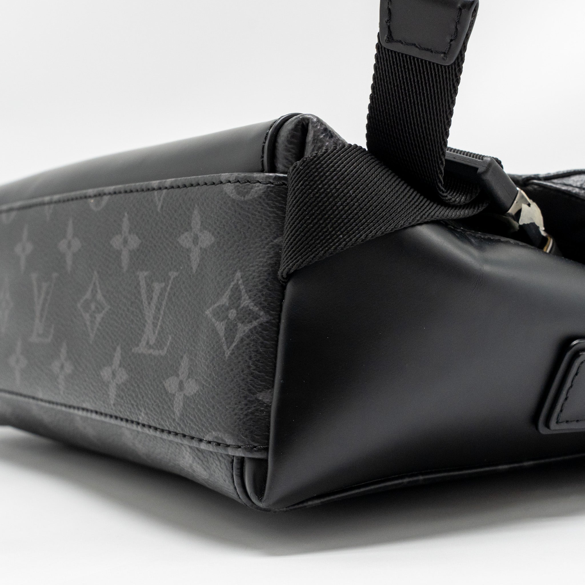 louis-vuitton-messenger-voyager-pm-monogram-canvas-black-shw