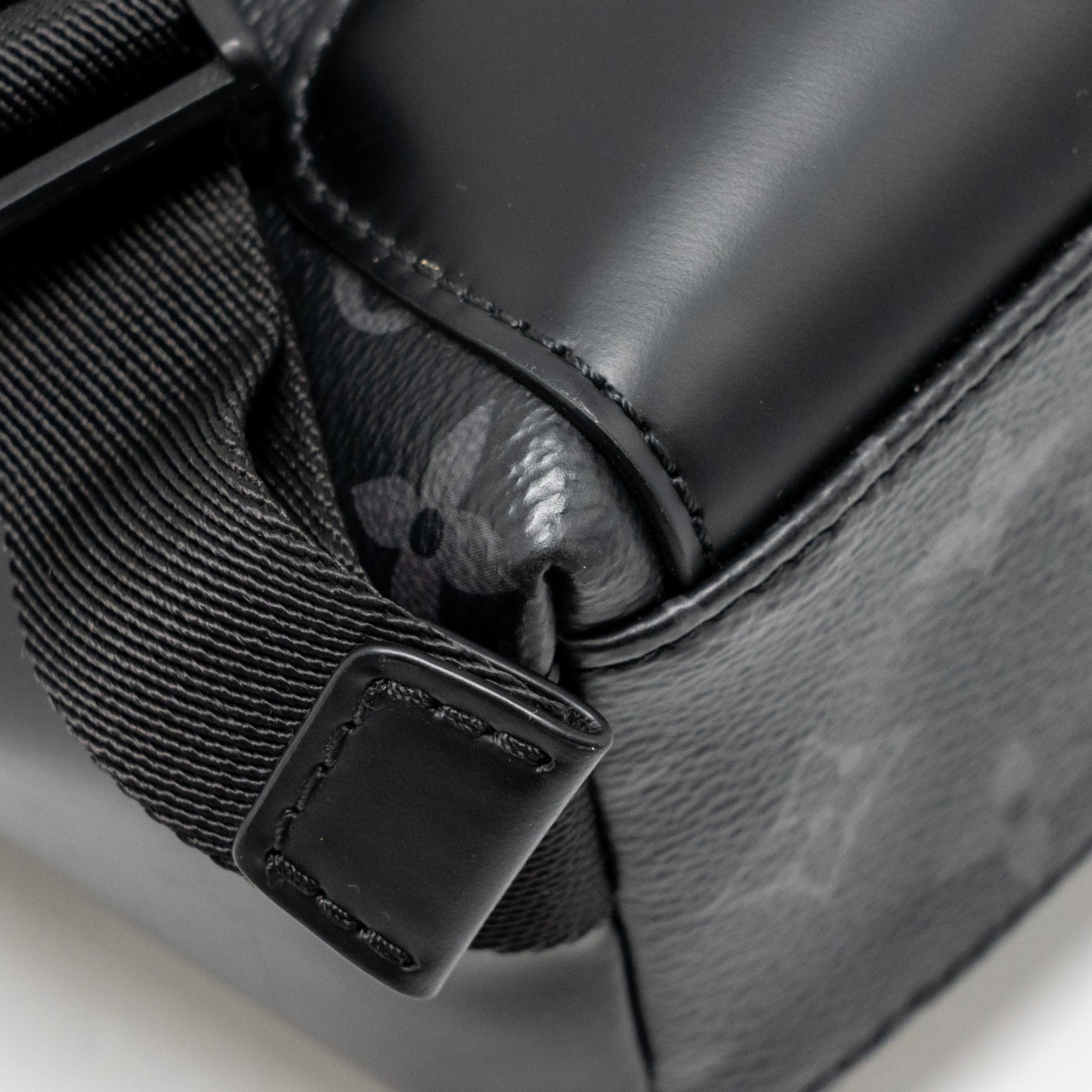 louis-vuitton-messenger-voyager-pm-monogram-canvas-black-shw