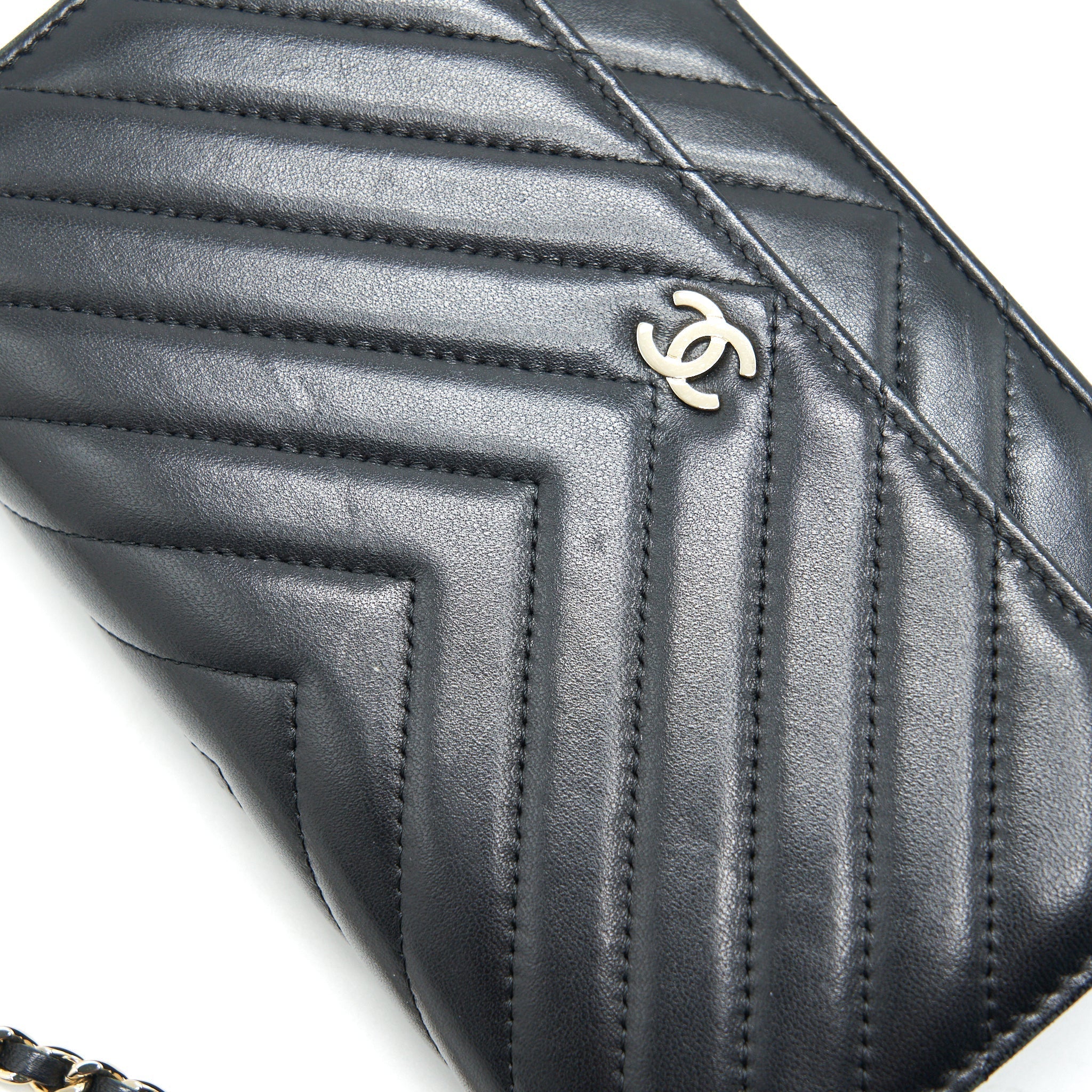 chanel-chevron-wallet-on-chain-lambskin-black-with-ghw