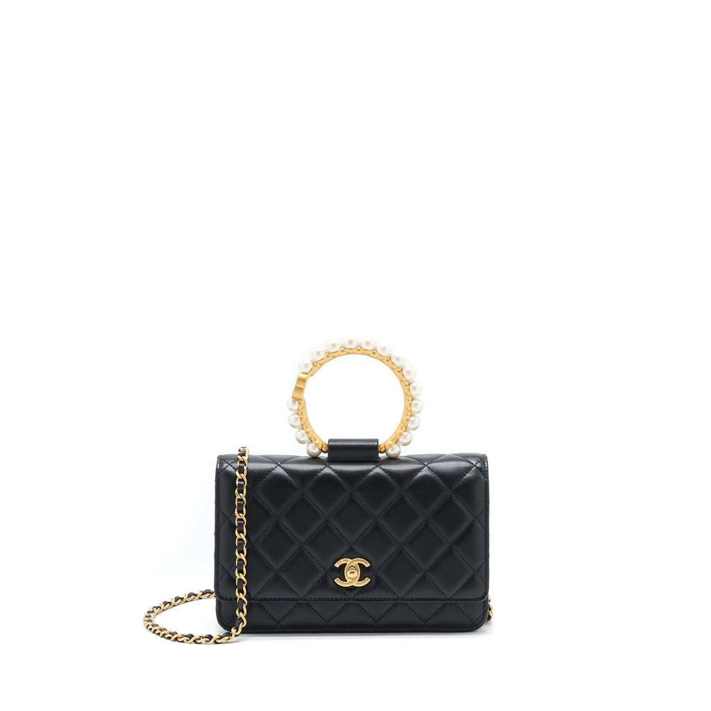 chanel-21s-wallet-on-chain-with-pearl-cc-logo-round-handle-lambskin-black-brushed-ghw
