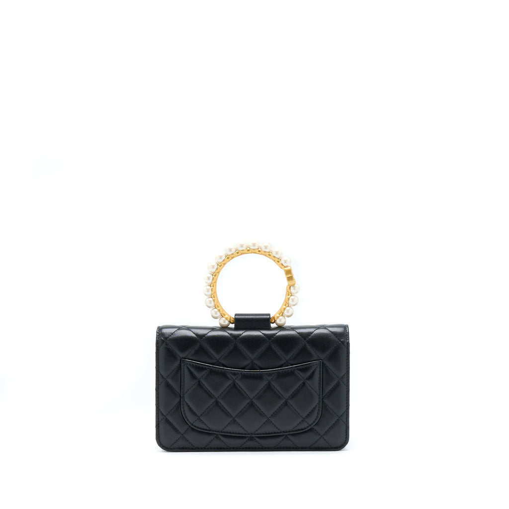 chanel-21s-wallet-on-chain-with-pearl-cc-logo-round-handle-lambskin-black-brushed-ghw