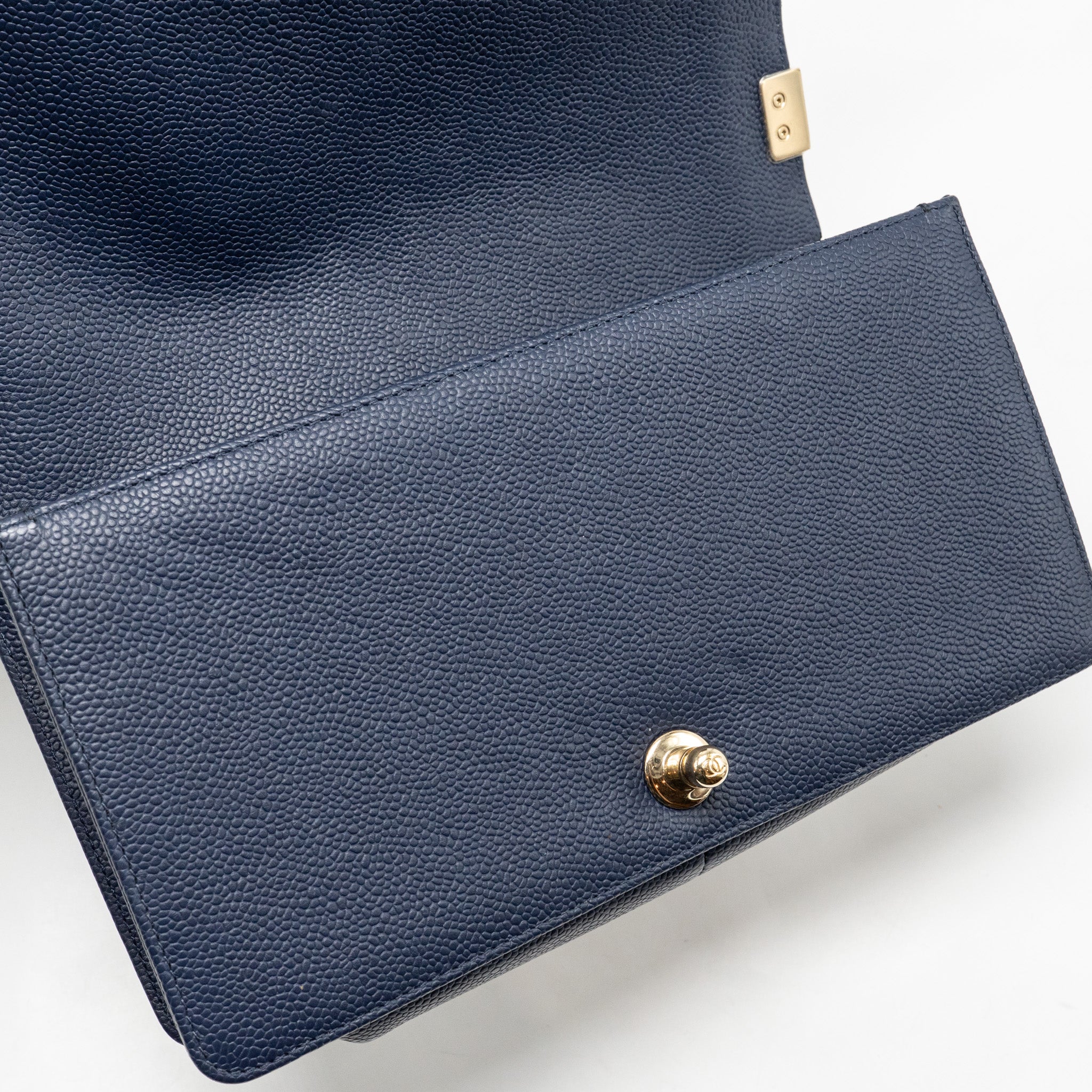 chanel-medium-boy-bag-caviar-navy-lghw